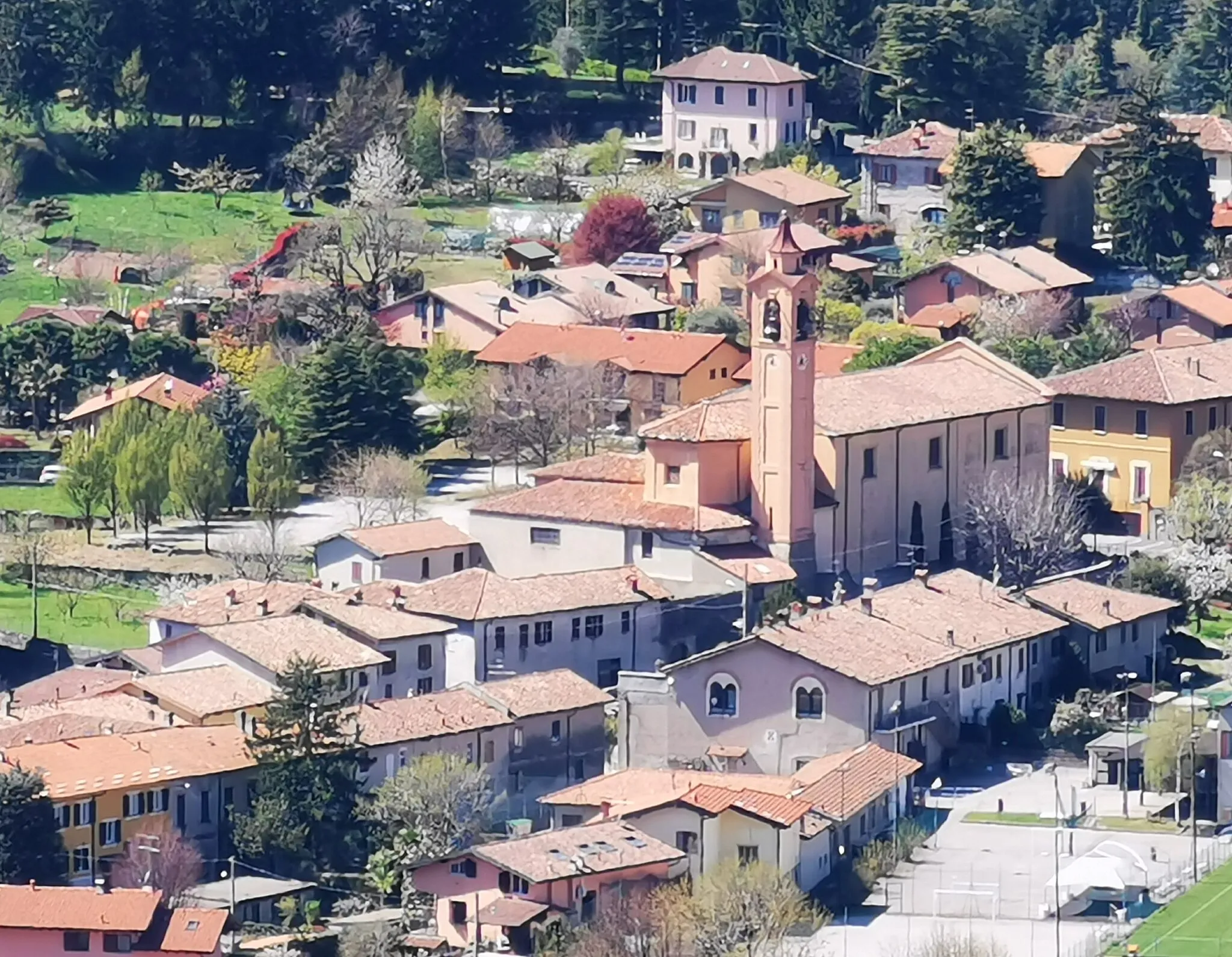 Photo showing: Veduta della Chiesa di San Giorgio in Corneno (Eupilio), inquadrata dal retro.