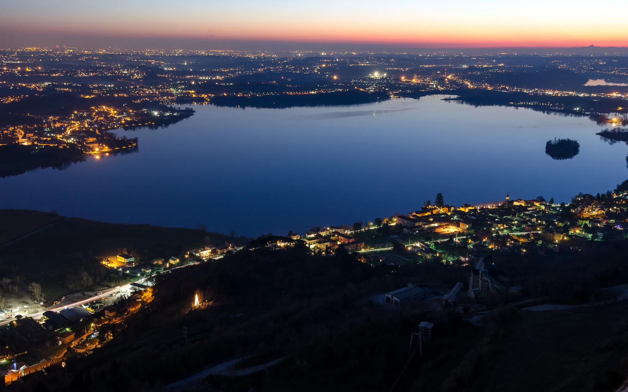 Photo showing: 500px provided description: Brianza [#lake ,#sunset ,#water ,#nature ,#Italy ,#Pusiano ,#Lake Pusiano]