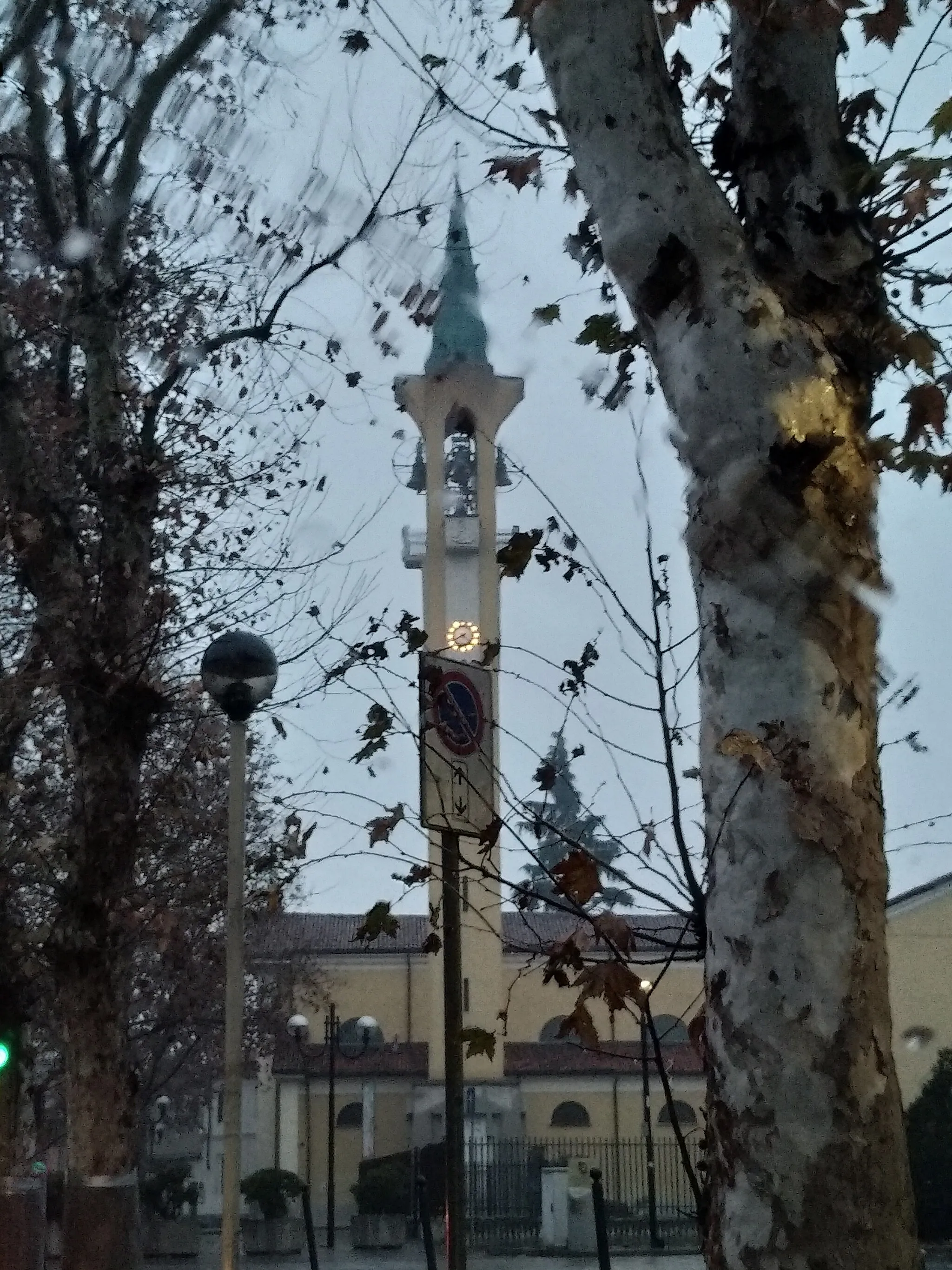 Photo showing: Campanile di Cantalupo, in lontananza, tra gli alberi