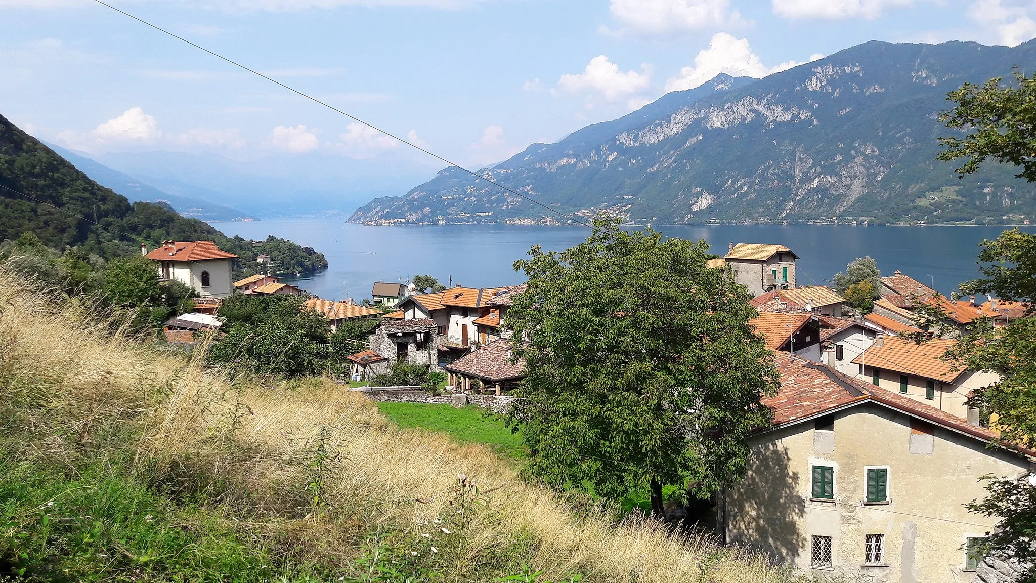 Photo showing: Limonta: panorama. Il ramo di Lecco, ricongiungendosi al ramo di Como, prosegue verso Nord