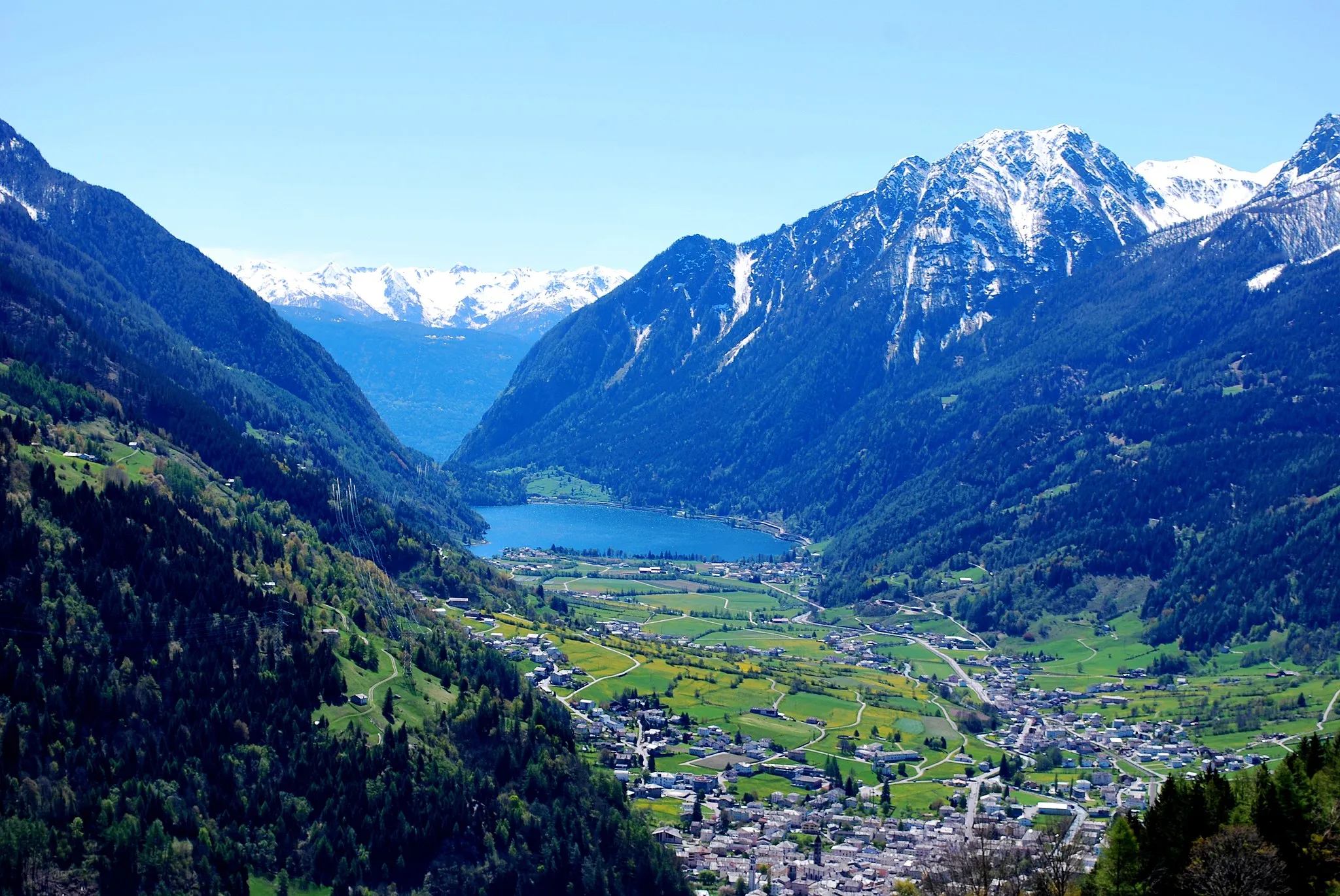 Photo showing: Val Poschiavo landscape from Bernina express rails on May 2014