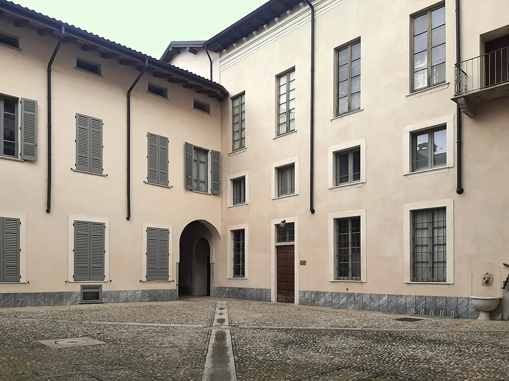 Photo showing: Lodi, il cortile del palazzo Villani.