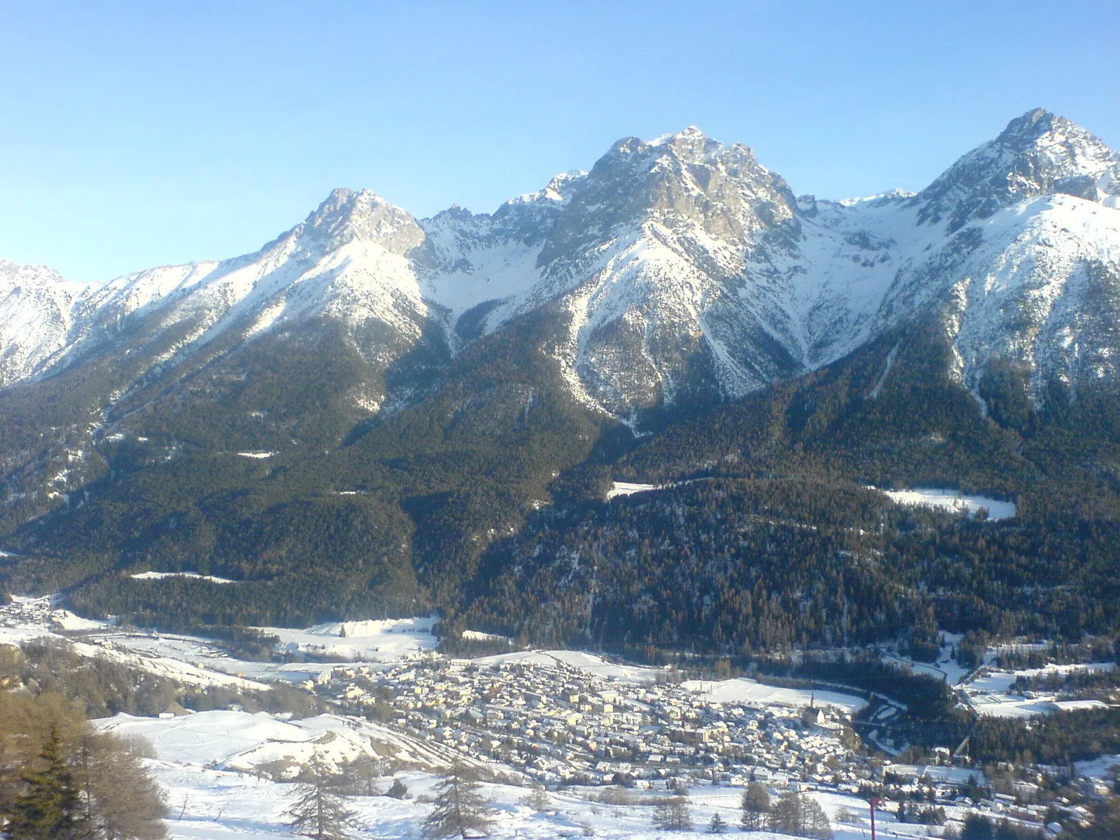 Photo showing: Scuol (CH) from North. A view to mountain Piz Lischana (Sesvennagruppe).