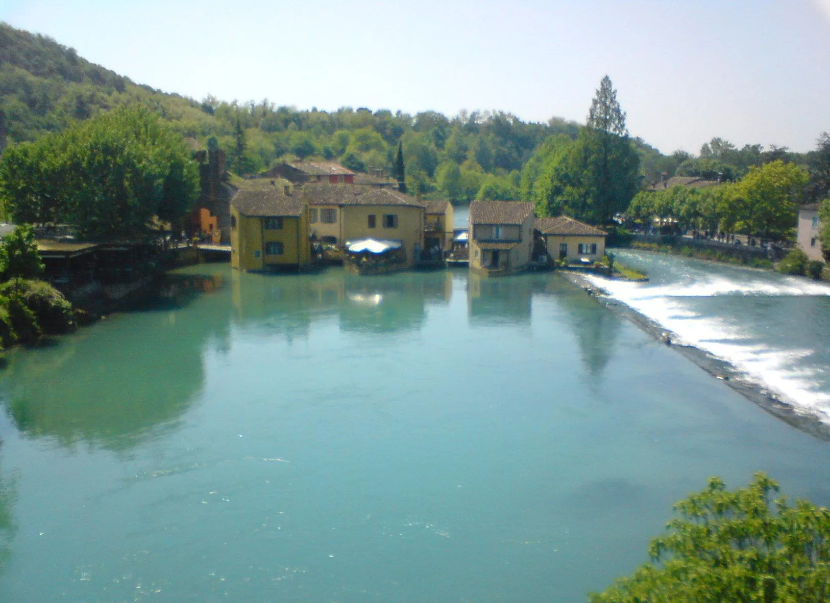 Photo showing: Borghetto, Häuser mit darunterführenden Mühlgängen (Zufluss)