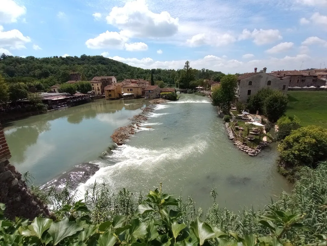 Photo showing: View of the Adige River at Borghetto, Verona Province, Italy