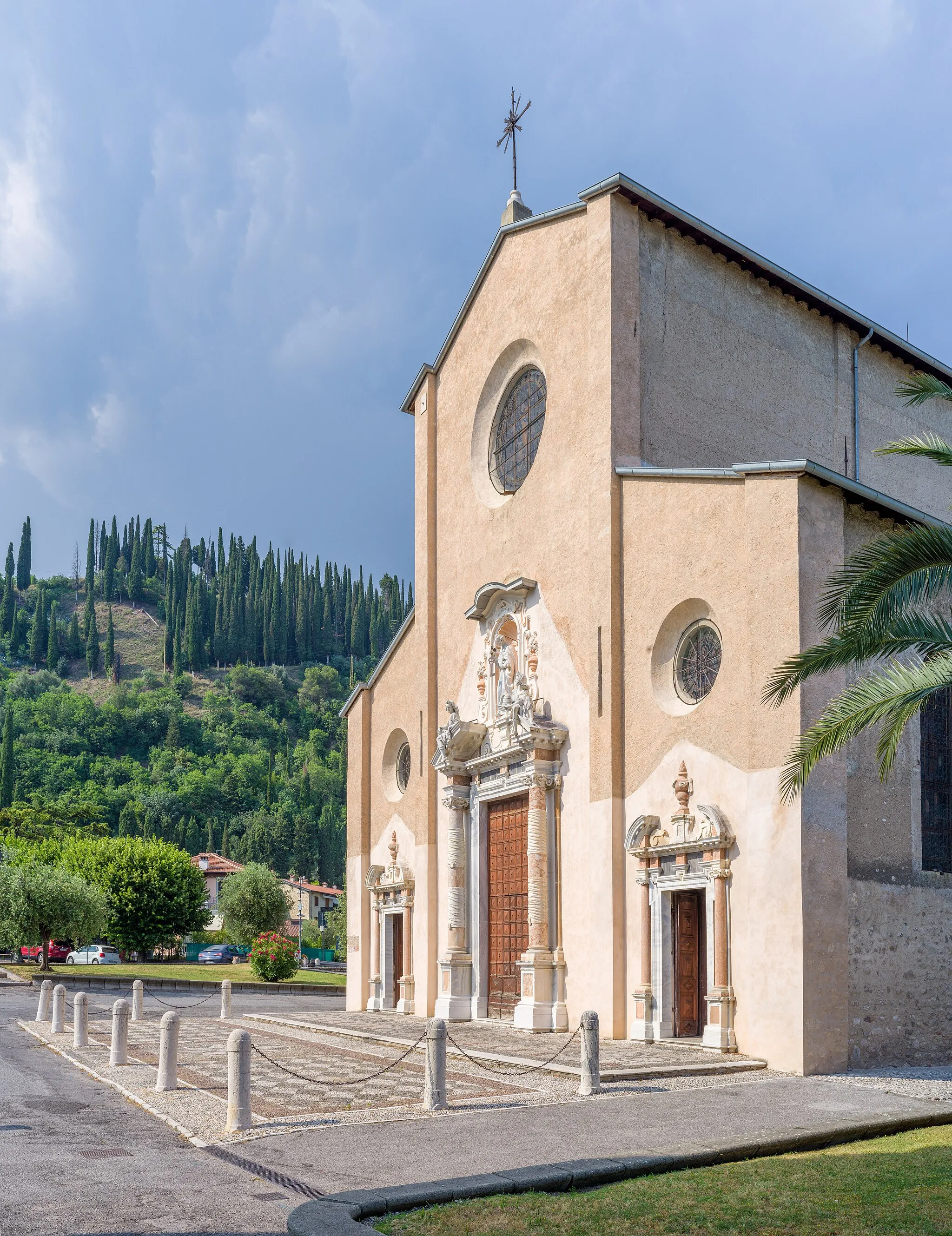 Photo showing: Facade of the San Pietro e Paolo church in Toscolano on the Lake Garda.