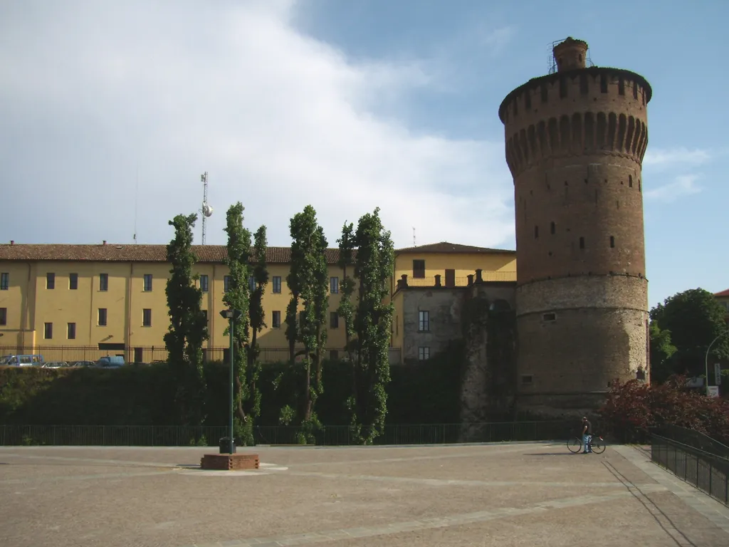 Photo showing: Il Castello Visconteo di Lodi e il "Torrione" visti da piazza Matteotti