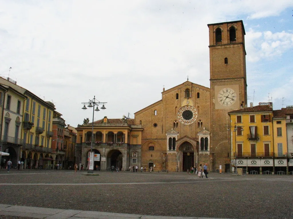 Photo showing: Immagine autoprodotta

Lodi - Piazza della Vittoria con ripresa della Cattedrale e, sulla sinistra, il Comune di Lodi.