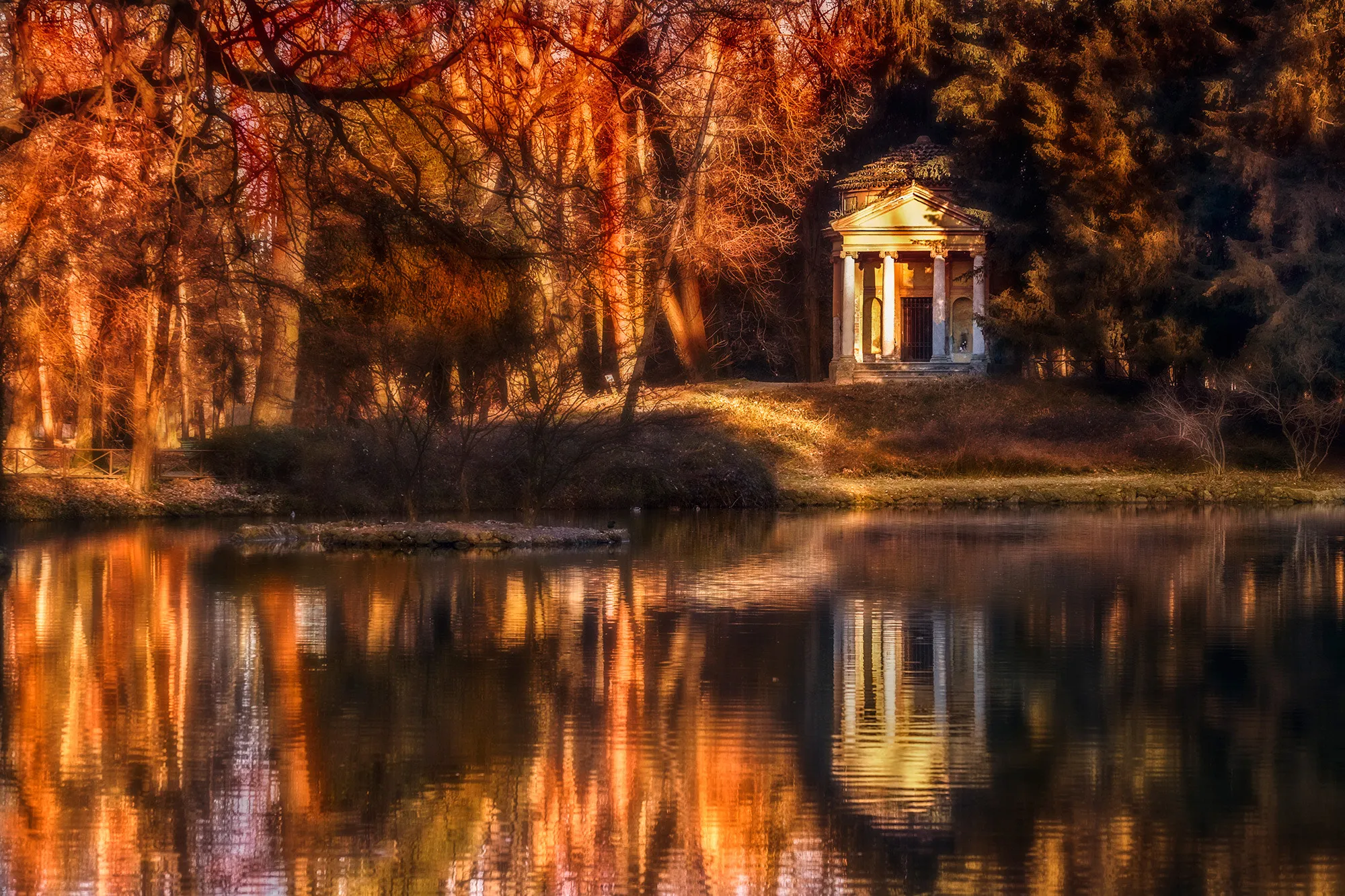 Photo showing: 500px provided description: Yellow In The Red [#lake ,#reflection ,#italy ,#italia ,#lago ,#lombardia ,#lombardy ,#riflesso ,#parco di monza ,#monza ,#villa reale]