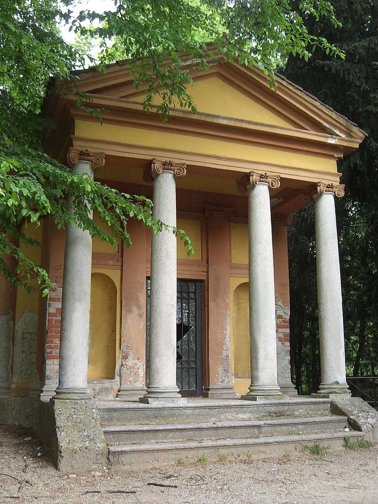 Photo showing: MB Monza Giardini della Villa Reale - il pronao neoclassico del tempietto dorico che prospetta sul laghetto dei cigni