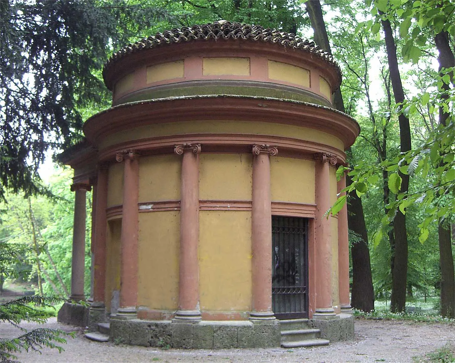 Photo showing: MB Monza Giardini della Villa Reale  tempietto dorico lato posteriore rispetto al laghetto dei cigni su cui prospetta la facciata neoclassica
