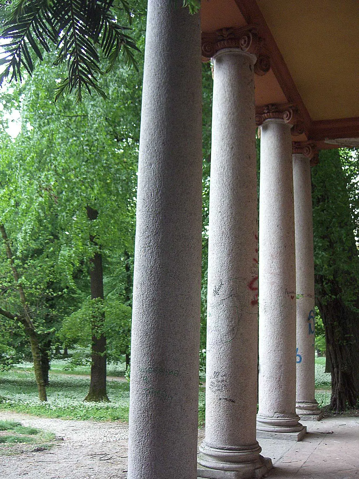 Photo showing: MB Monza Giardini della Villa Reale il colonnato del pronao del tempietto dorico