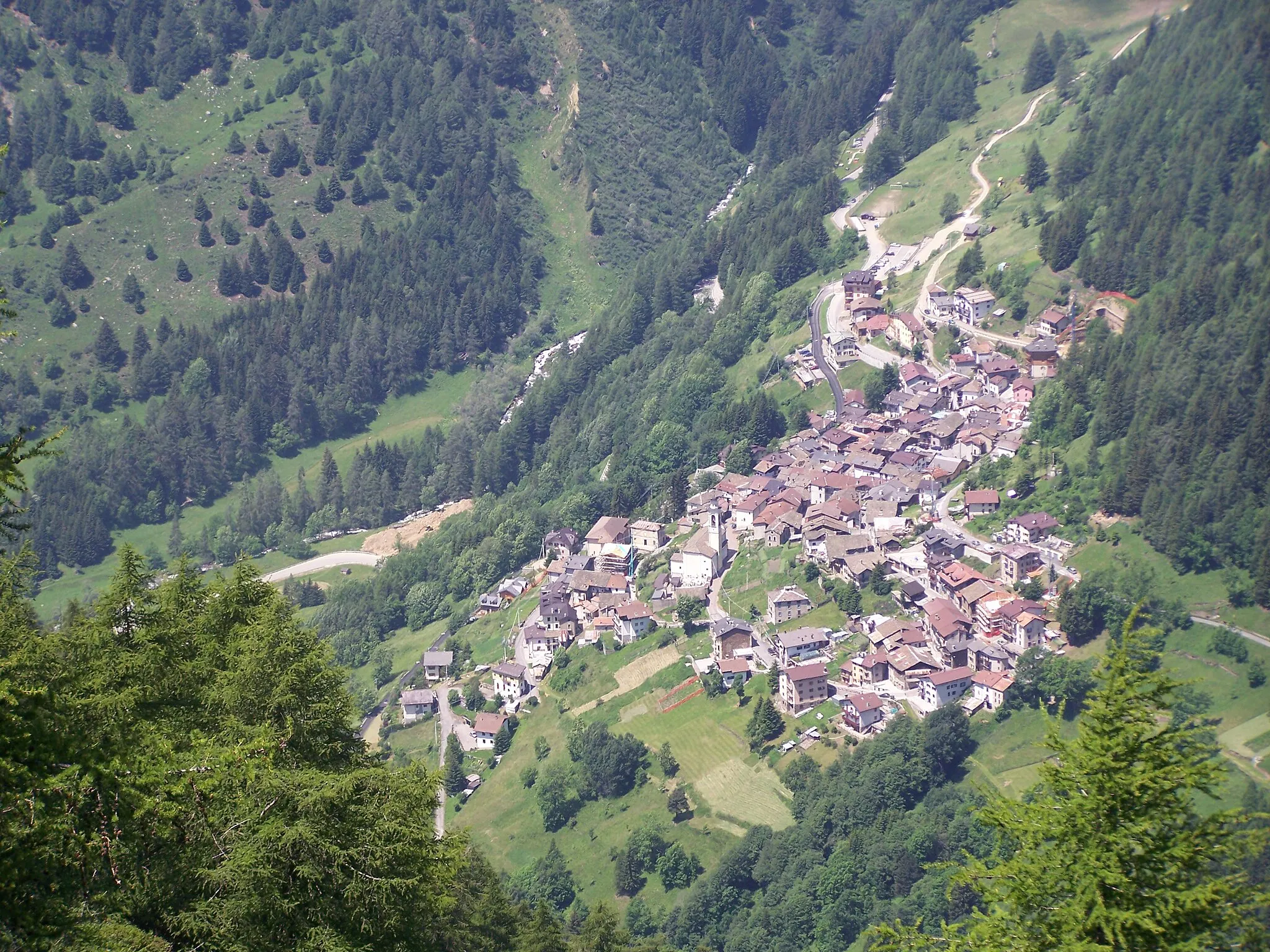 Photo showing: Pezzo

Foto scattata dal sentiero n. 2 tra il Rifugio Bozzi e loc. Meda