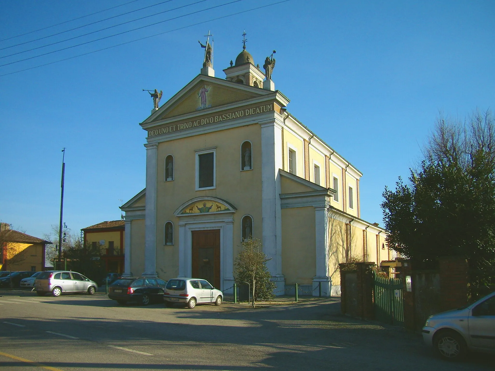 Photo showing: Facciata della chiesa parrocchiale della Santissima Trinità e San Bassiano a Gradella, fraz. di Pandino (CR)