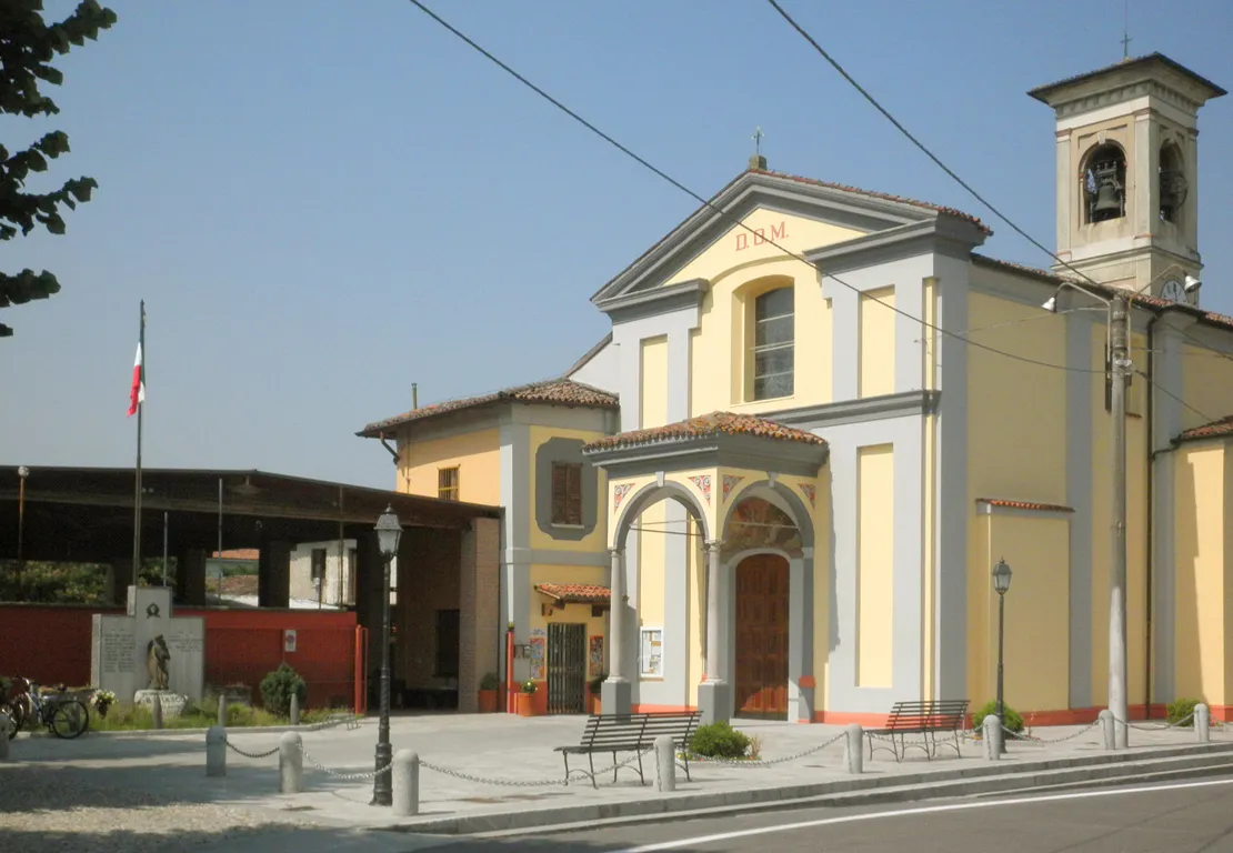 Photo showing: La piazza della chiesa di Basiasco, fraz. di Mairago. La chiesa parrocchiale è dedicata a San Giorgio Martire