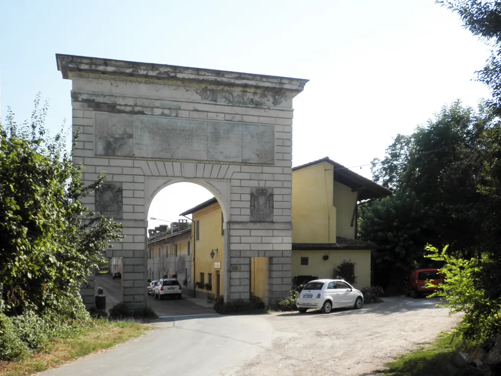 Photo showing: Arco d’ingresso a Corte Sant’Andrea, frazione di Senna Lodigiana.