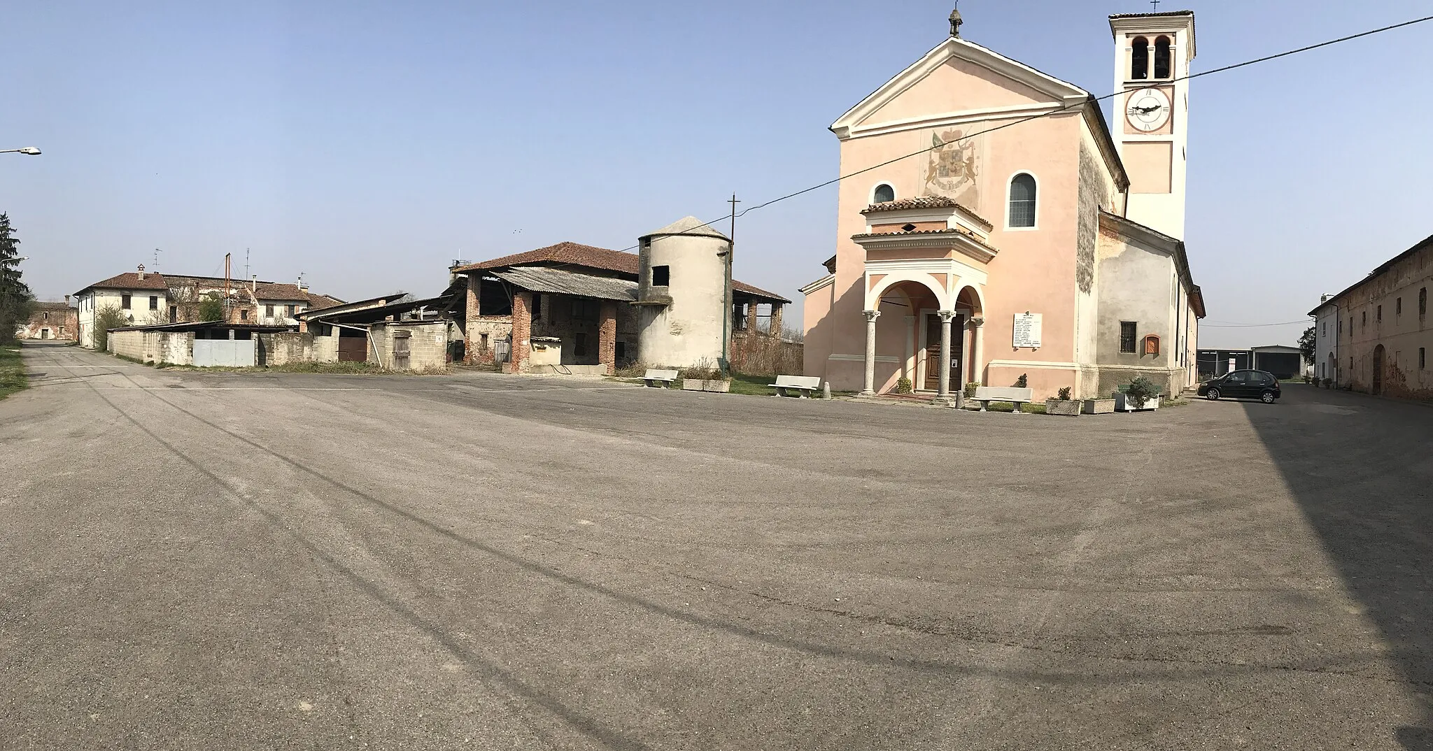 Photo showing: Panoramica piazza della chiesa