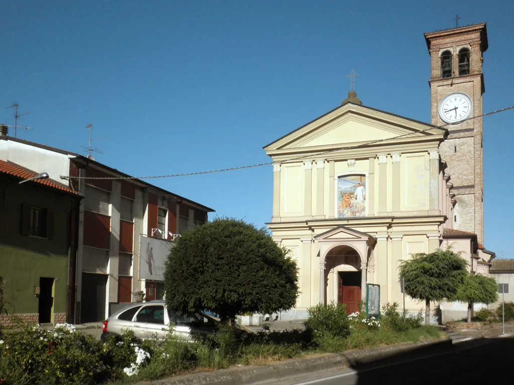 Photo showing: La piazza della chiesa di Quartiano, frazione del comune di Mulazzano.