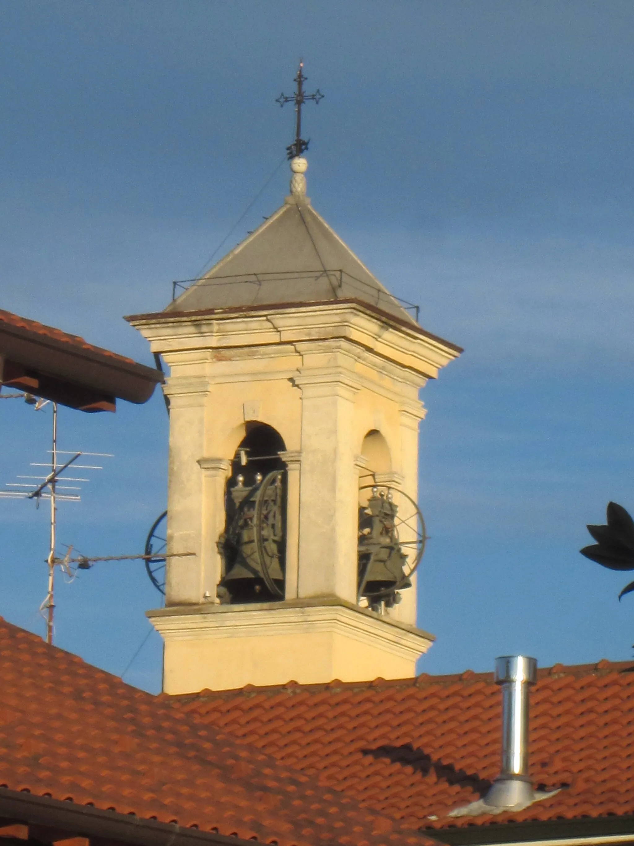 Photo showing: Uno scorcio delle facciate Sud-Ovest del campanile della Parrocchiale
