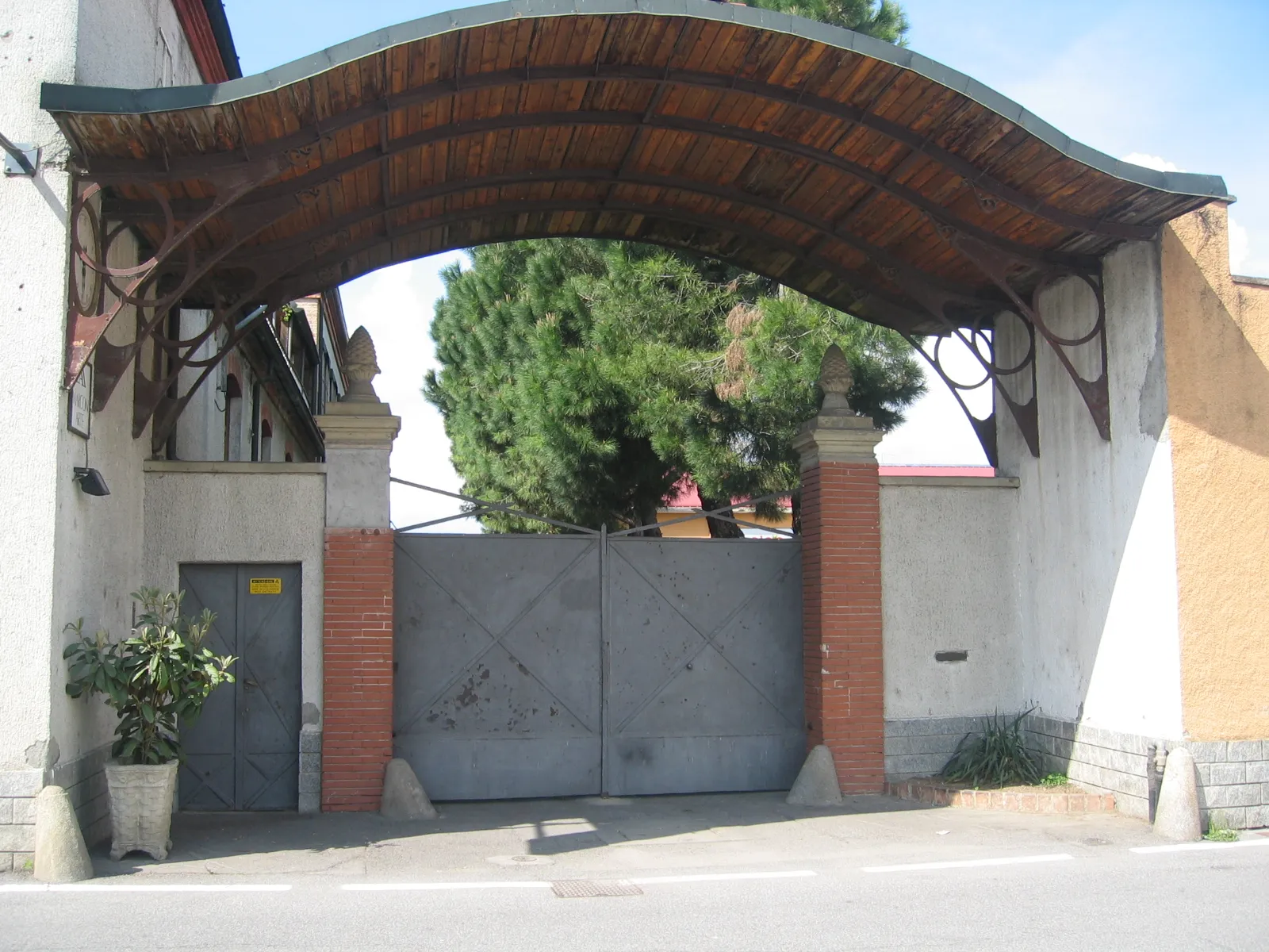 Photo showing: The entrance of the historic factory of geromina, with the clock