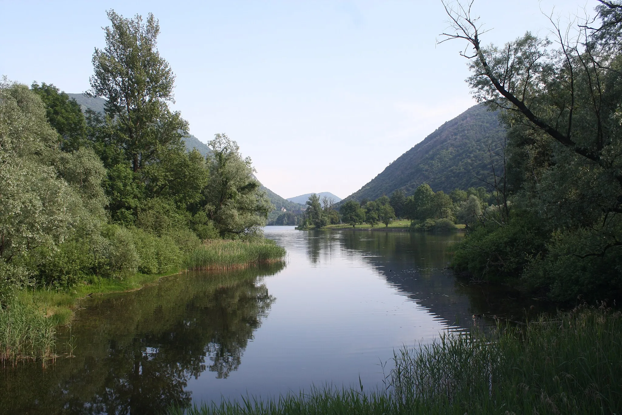 Photo showing: Il lago di Ghirla, in provincia di Varese, fotografato dal ponte in prossimità dell'emissario.