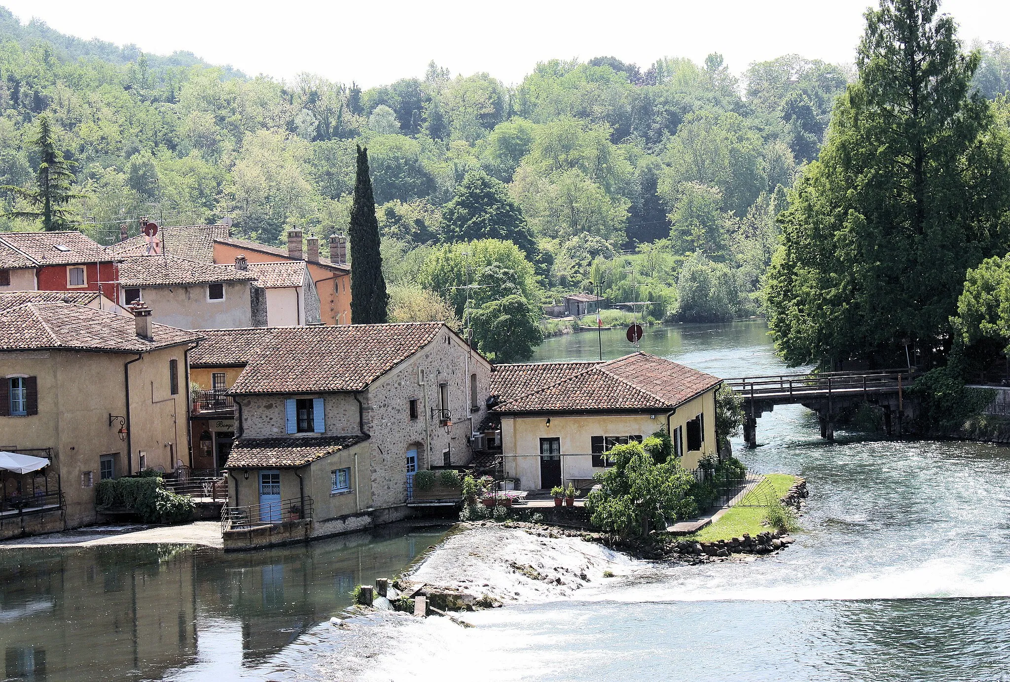 Photo showing: Borghetto (Valeggio sul Mincio), view from the Vsconti bridge to the village