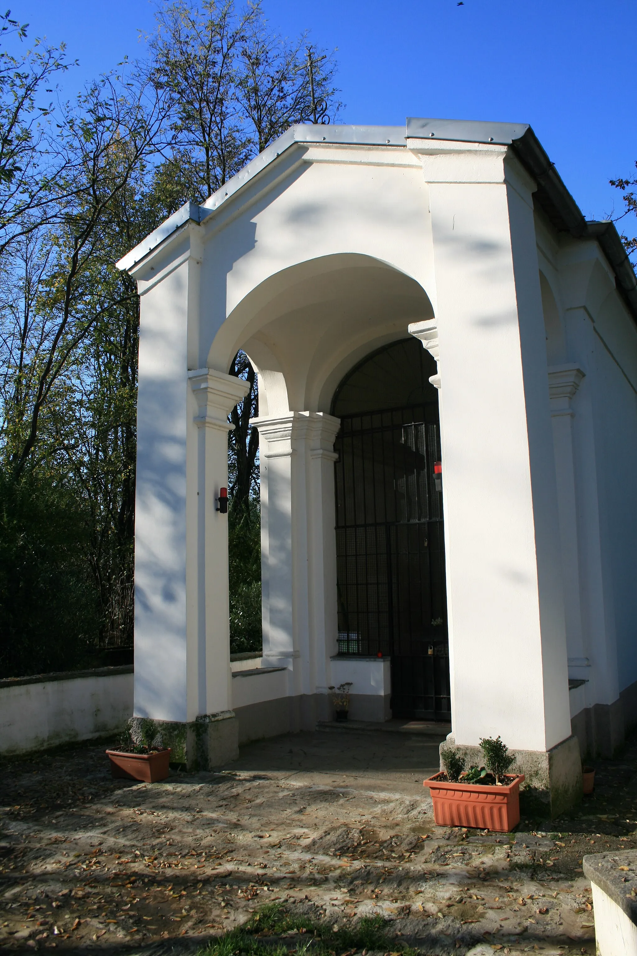 Photo showing: "Il Lazzaretto" funeral Chapel in memory of the plague of 1630. The original chapel was built in 1600s, and it was recently rebuilt after a long period of defection.