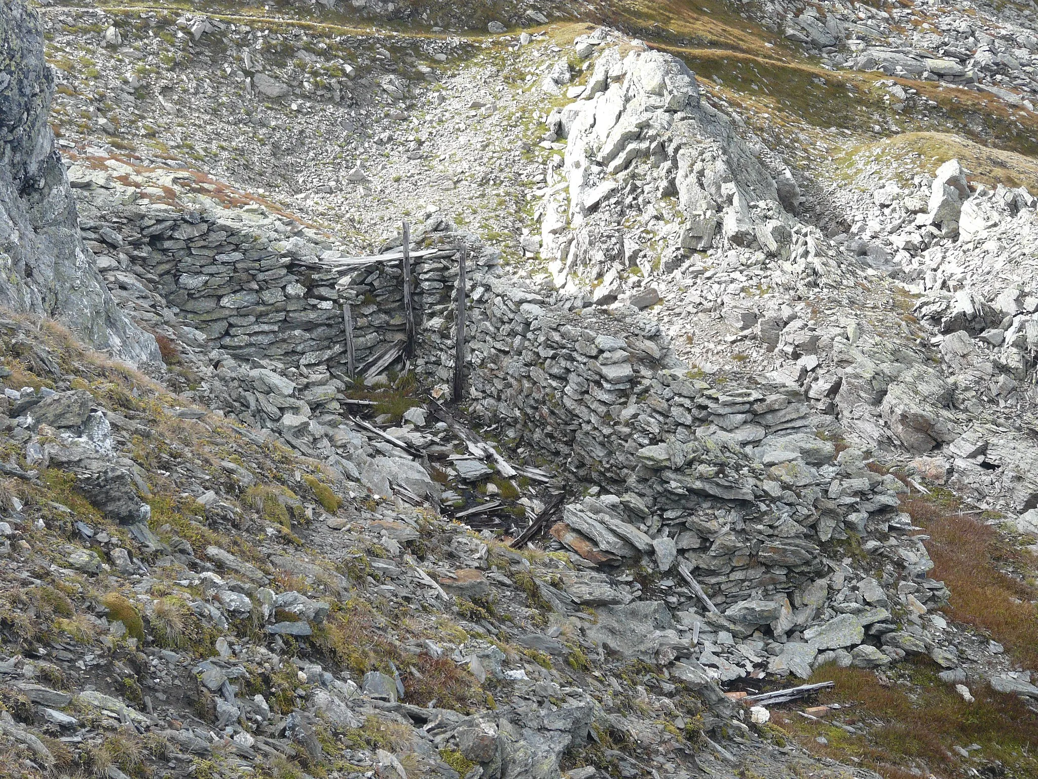 Photo showing: Verfallener Stellungsbau des Ersten Weltkriegs auf der Kammlinie der Karnischen Alpen, westlich der Obstanserseehütte am Karnischen Höhenweg.