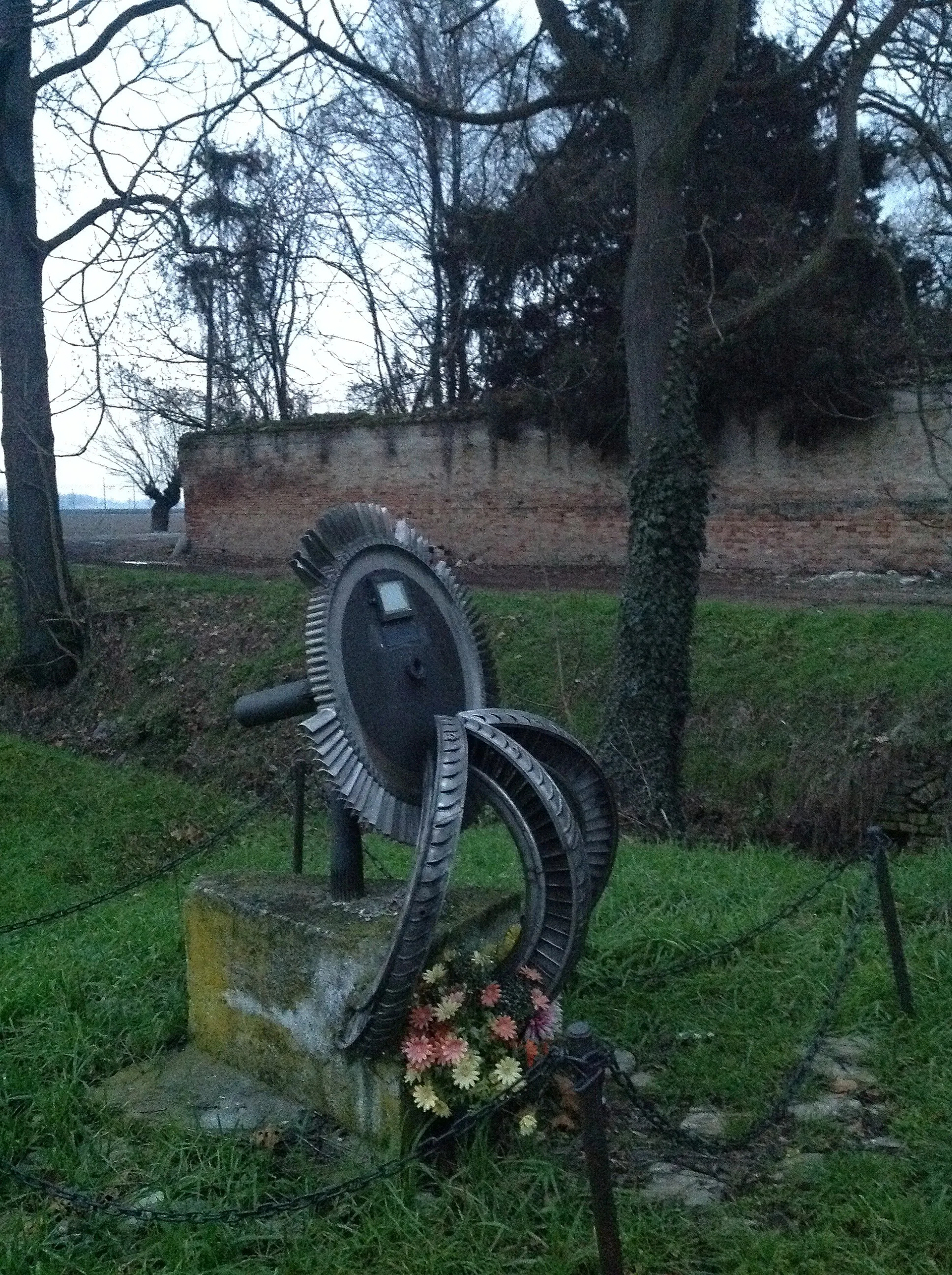 Photo showing: Vista del monumento con sullo sfondo le mura del castello