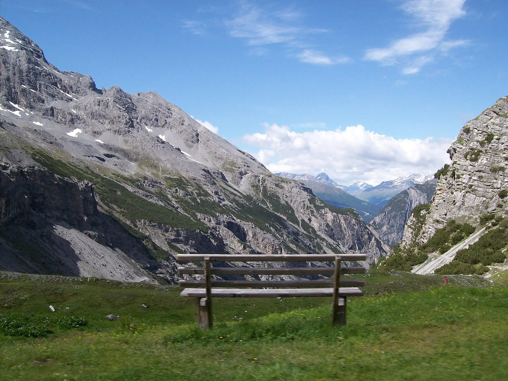 Photo showing: Veduta versante valtellinese del Passo dello Stelvio