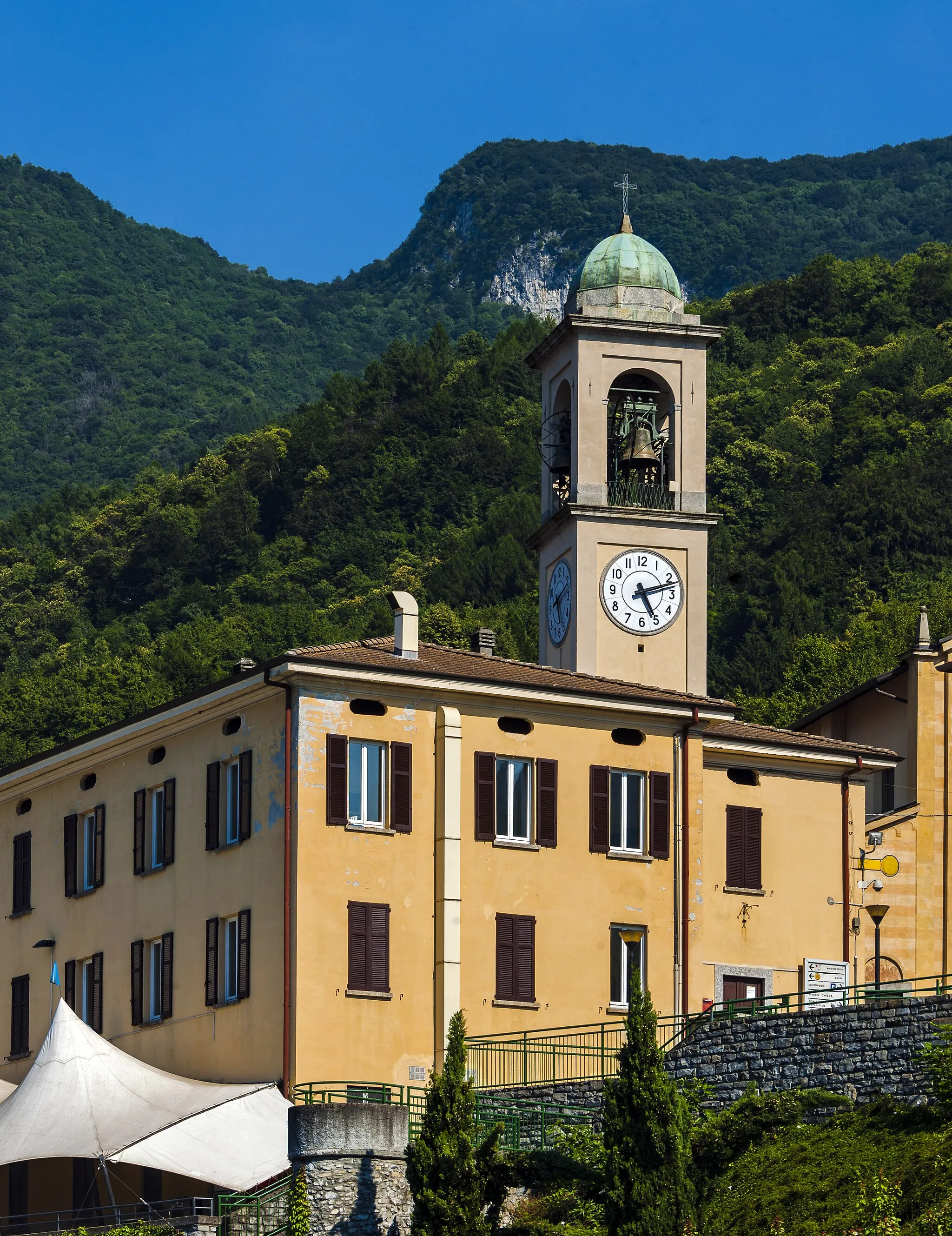Photo showing: City hall building with tower of Church of Saints Quirico and Giulitta behind from ferry docking in Lezzeno, Italy