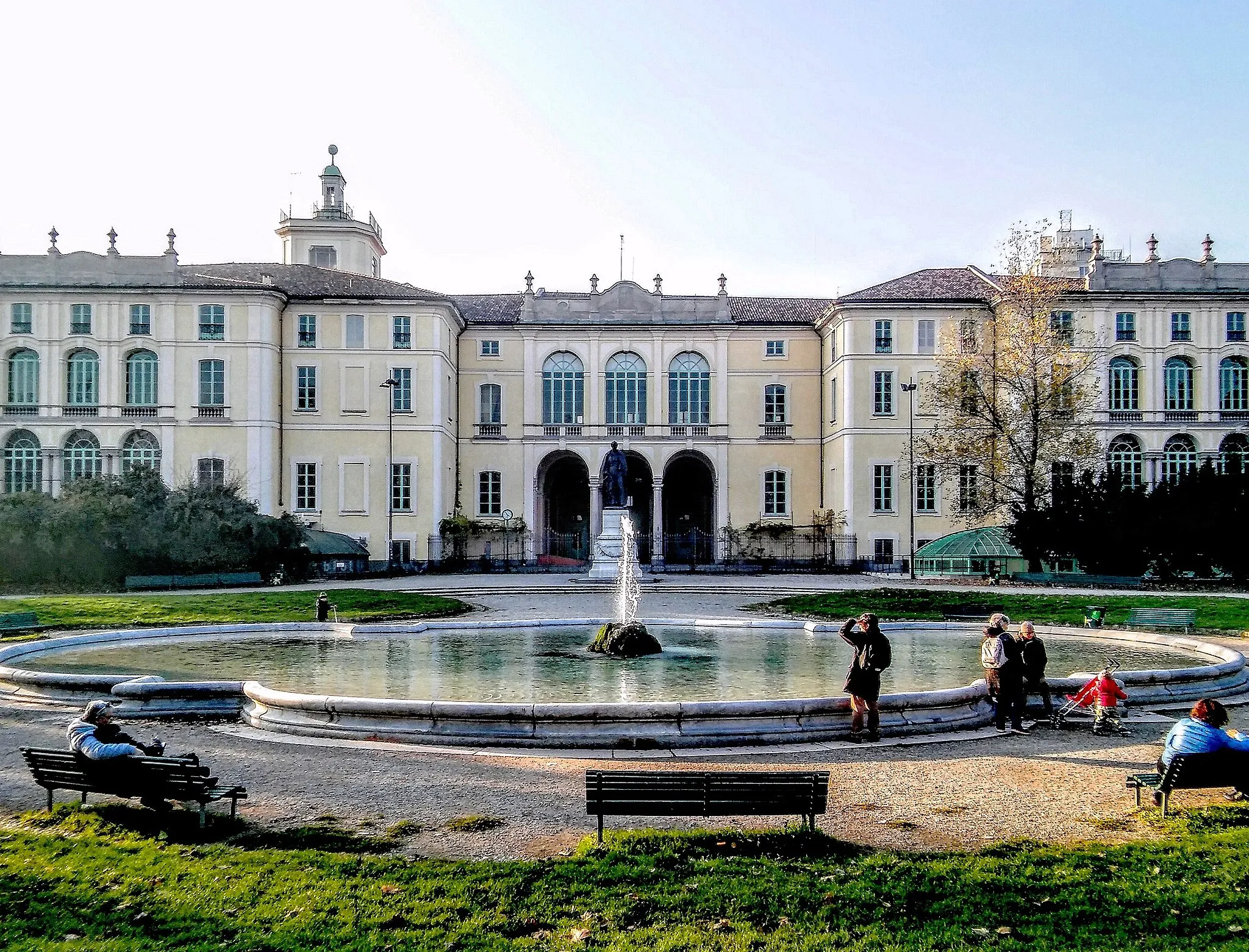 Photo showing: Facciata di palazzo Dugnani, Milano, sul parco di porta Venezia