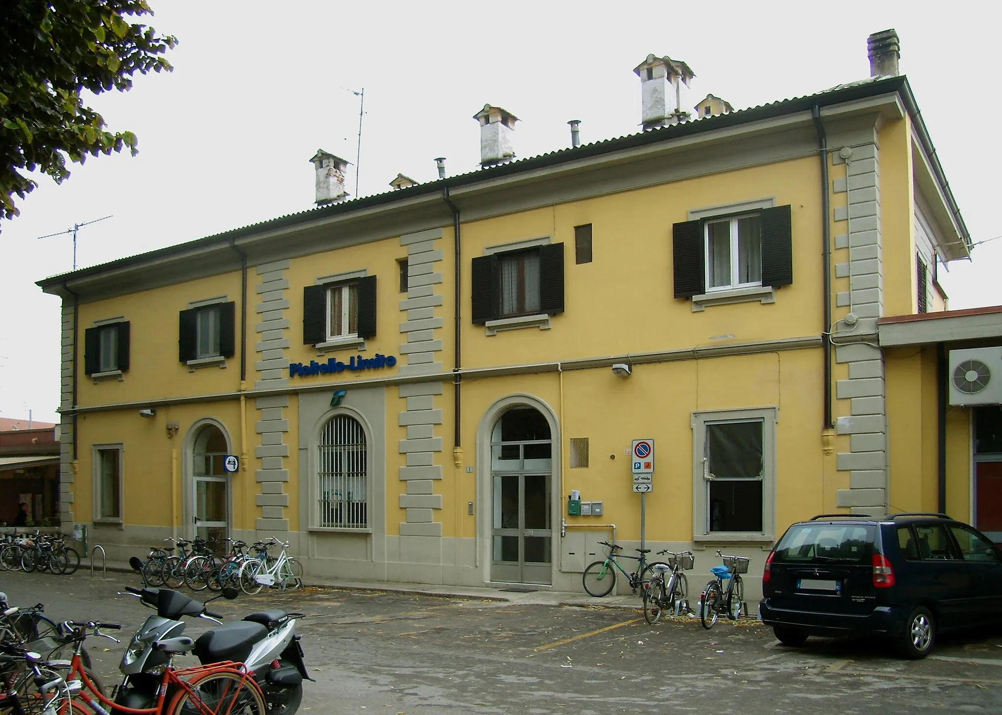 Photo showing: Il vecchio fabbricato viaggiatori della stazione di Pioltello-Limito.