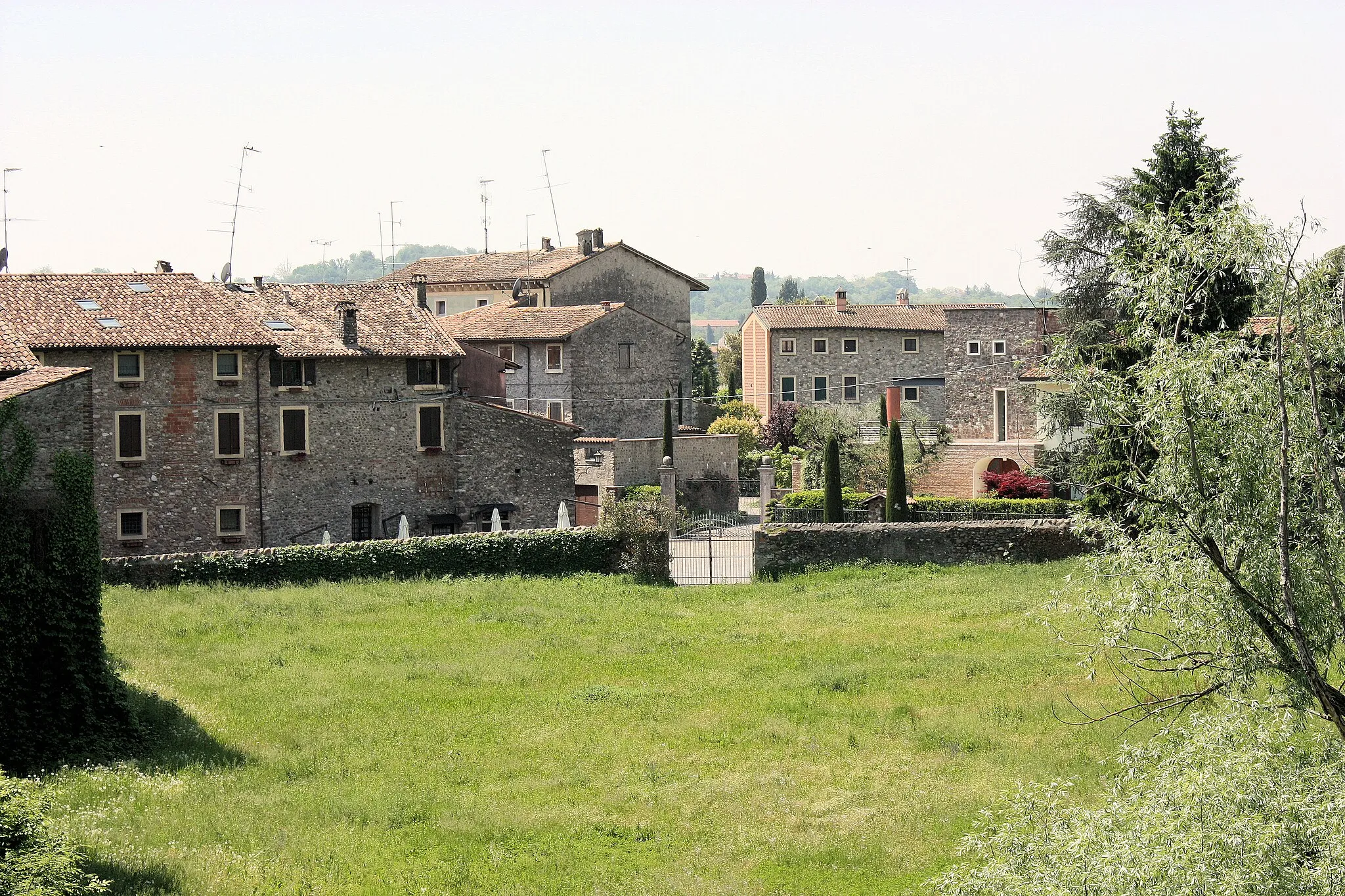 Photo showing: Castellaro Lagusello (Mozambano), villagescape