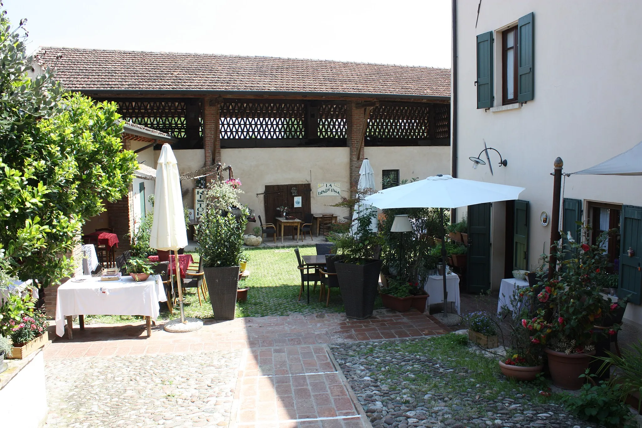 Photo showing: Castellaro Lagusello (Mozambano), a restaurant