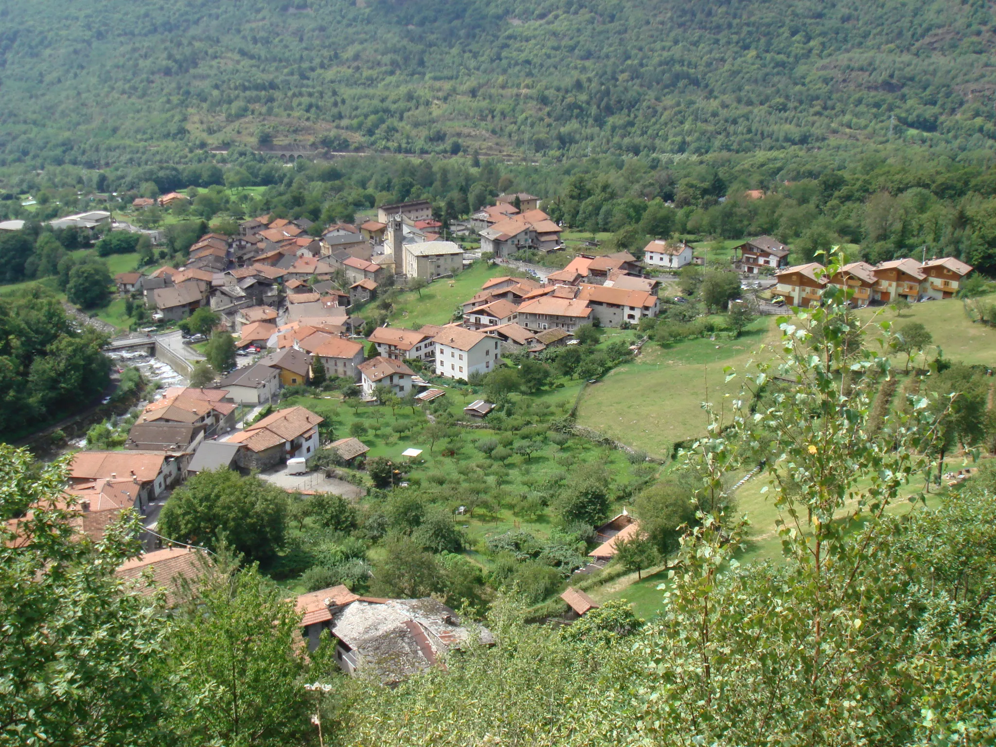 Photo showing: Rino di Sonico: Frazione del comune di Sonico in Provincia di Brescia. Vista dall'alto. Foto di Stefano Bologniniagosto 2007.