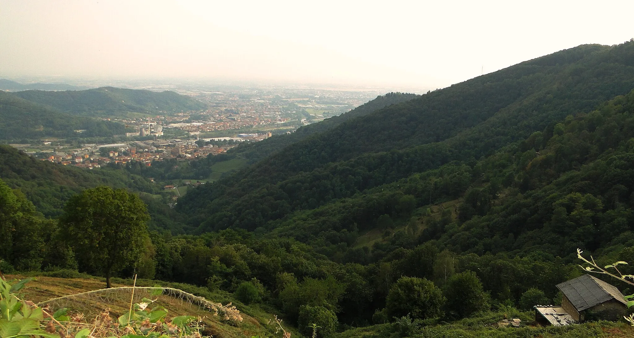 Photo showing: Vista da Lonno (Nembro) sulla val Luio, Alzano e la pianura bergamasca