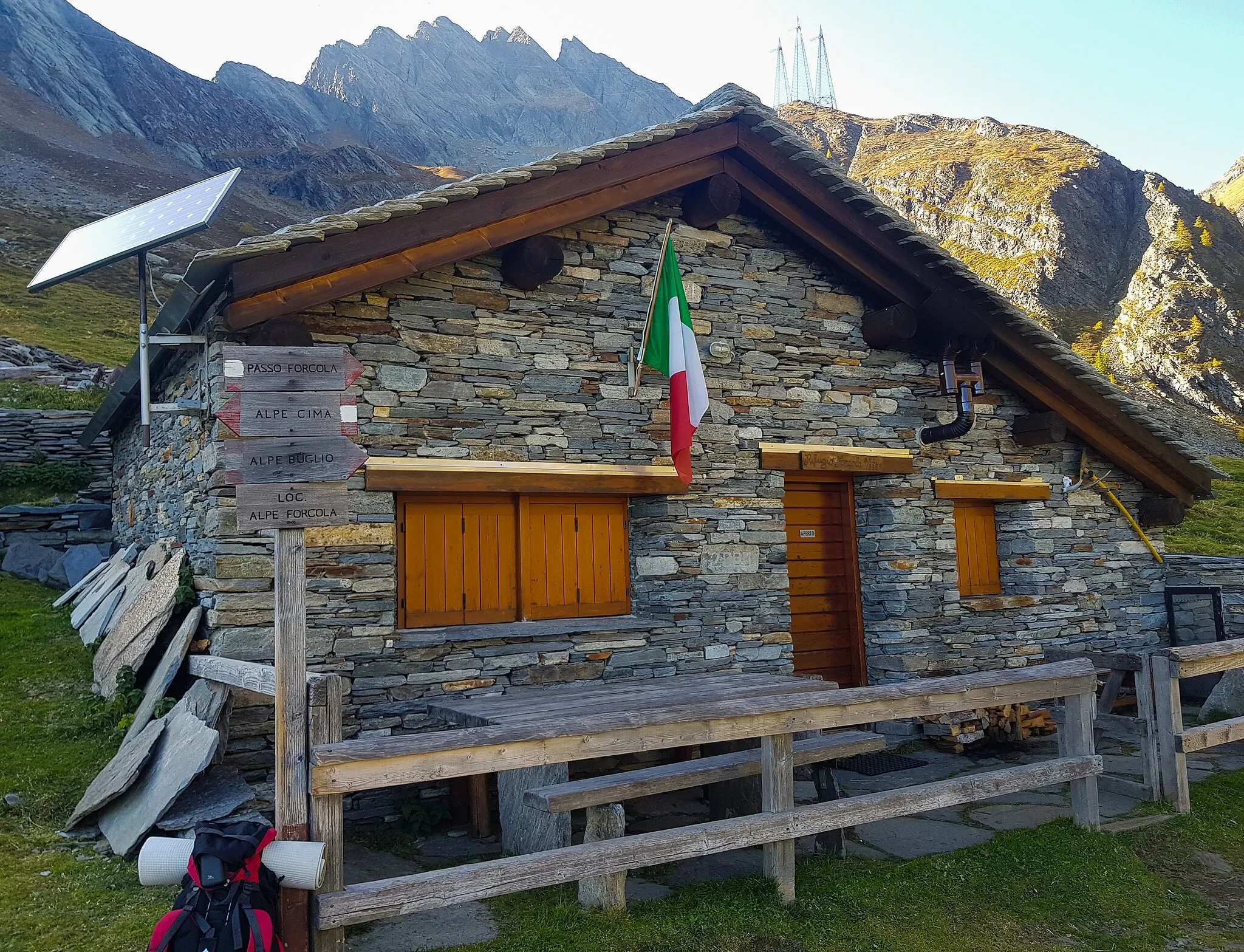 Photo showing: Outside of the bivouac Rifugio Forcola in Valchiavenna, province of Sondrio, region Lombady in Italy. The picture was taken on the 13th of october 2019. 13-10-2019