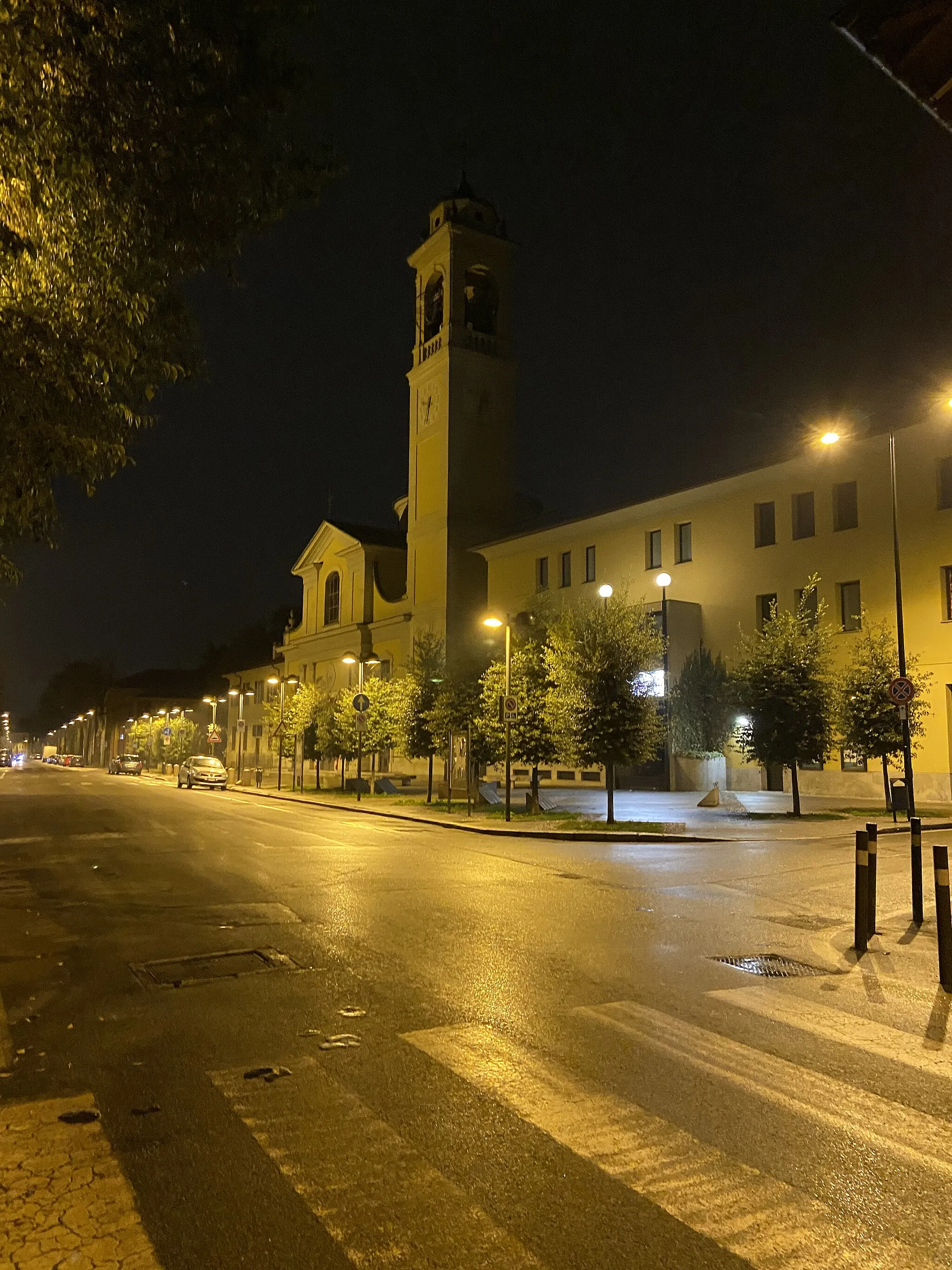 Photo showing: l'immagine rappresenta la chiesa di Bovisio Masciago, sita in Piazza Anselmo IV da Bovisio. Sullo sfondo l'inizio di C.so Milano