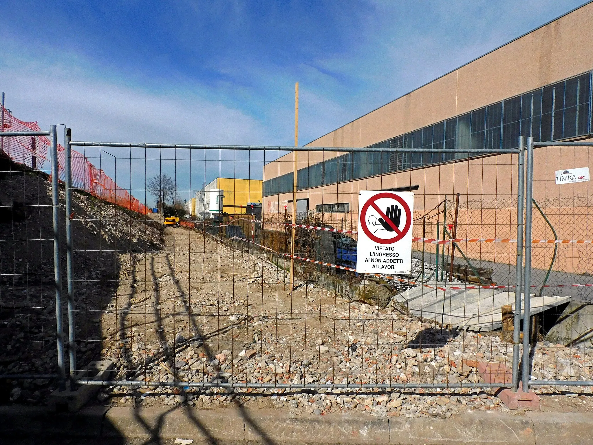 Photo showing: Il lato nord del cantiere della fermata di Brescia Violino da via Rotari mentre proseguono i lavori di movimento terra della banchina.