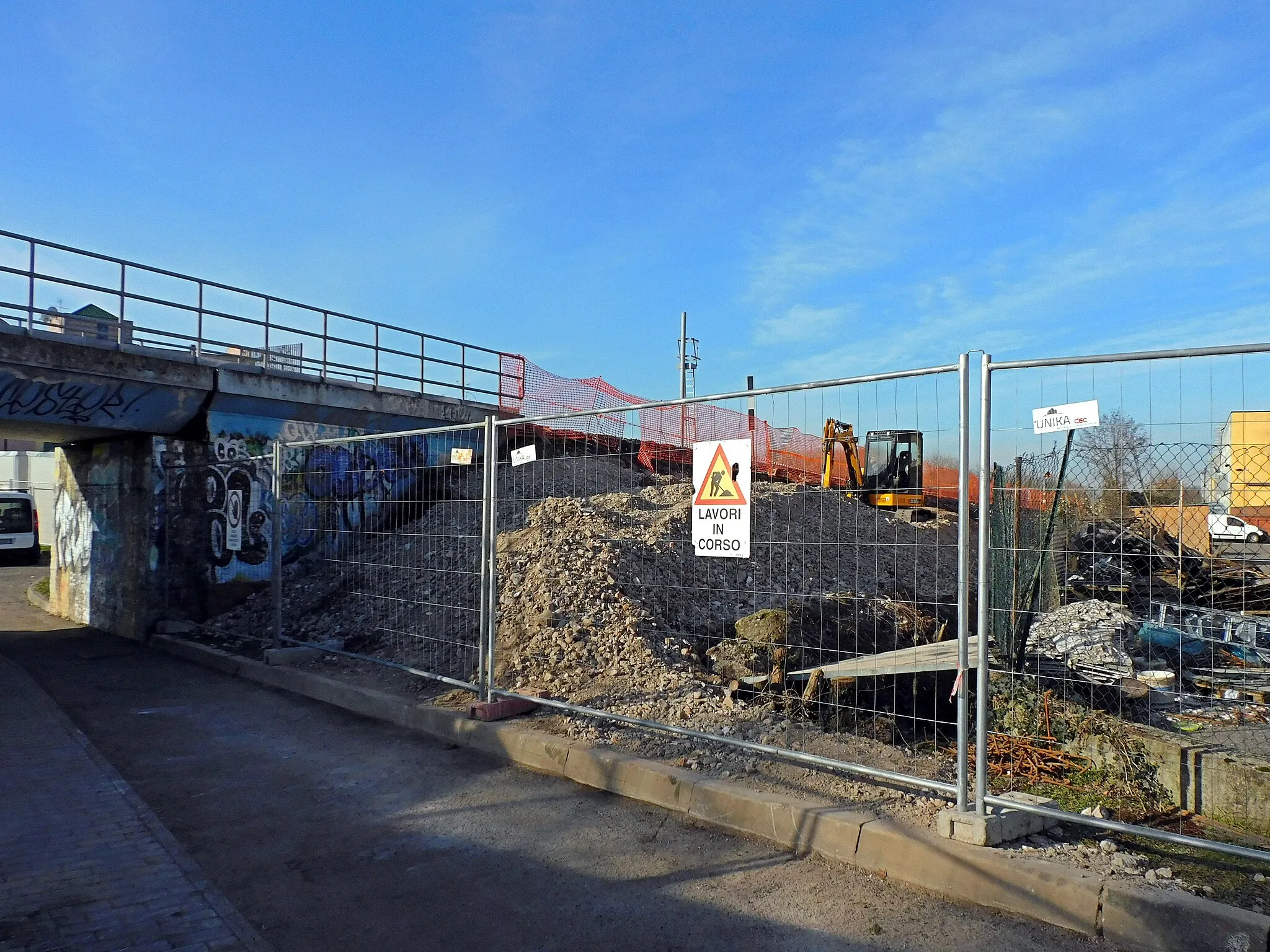 Photo showing: Il lato nord del cantiere della fermata di Brescia Violino da via Rotari, dopo che sono iniziati i lavori di movimento terra per costruire la banchina.