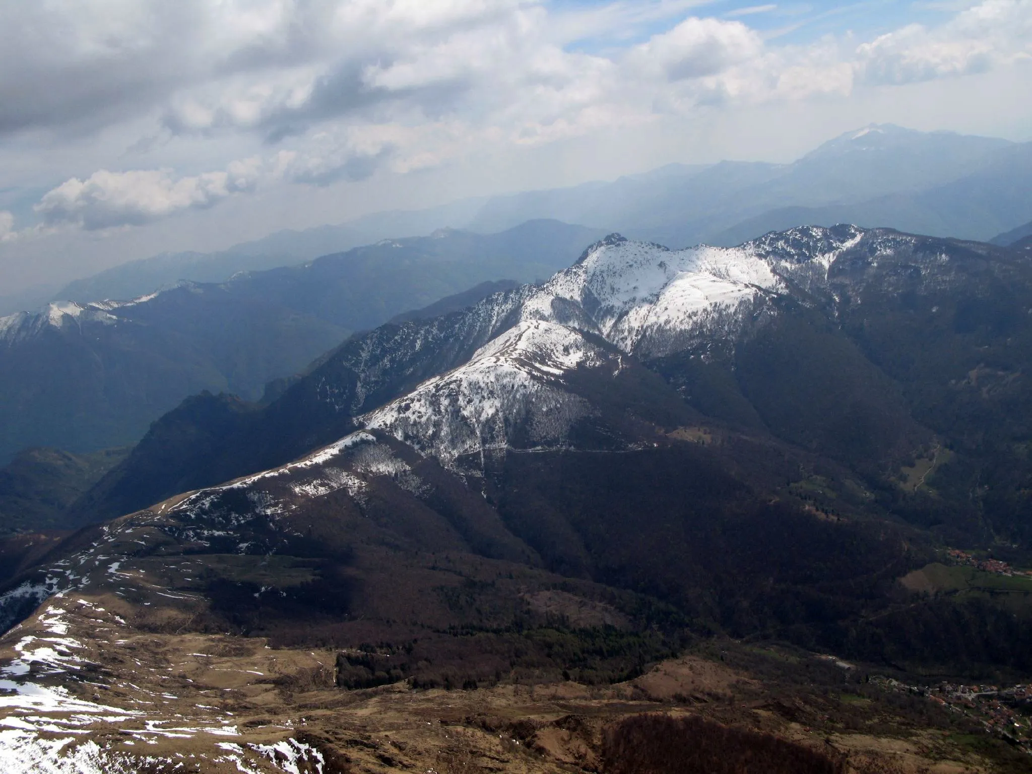 Photo showing: Fojorina peak with the village of Bogno below in Val'Colla, Ticino, Switzerland