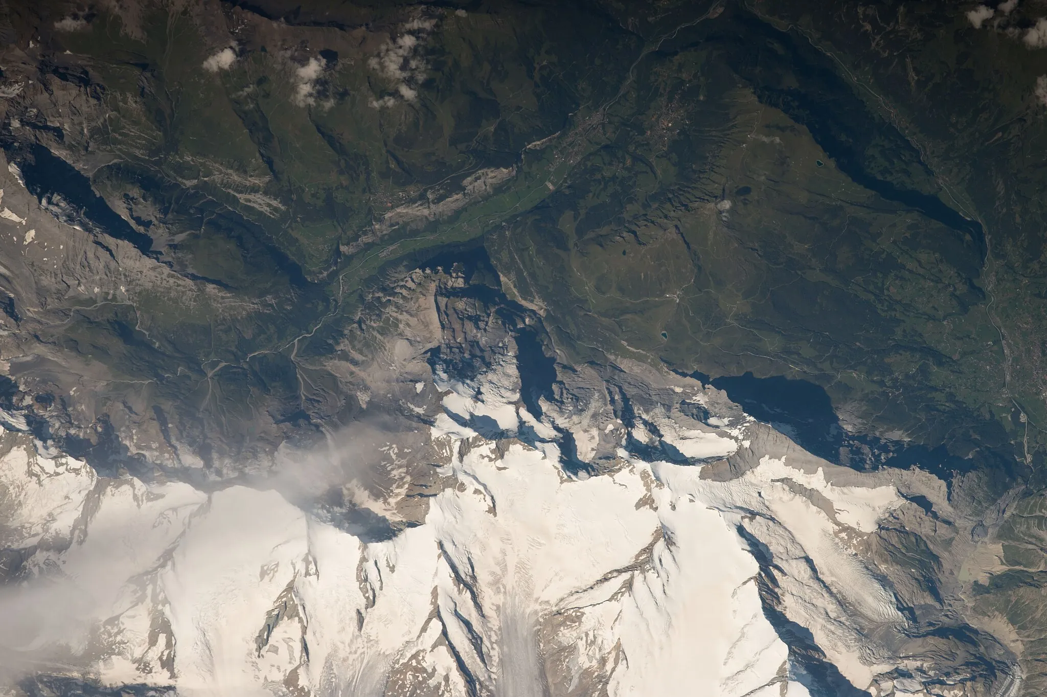 Photo showing: View of Earth taken during ISS Expedition 48. Upside of Aletsch glacier: Mountain Jungfrau, Jungfraujoch region with glaciers and valleys.
