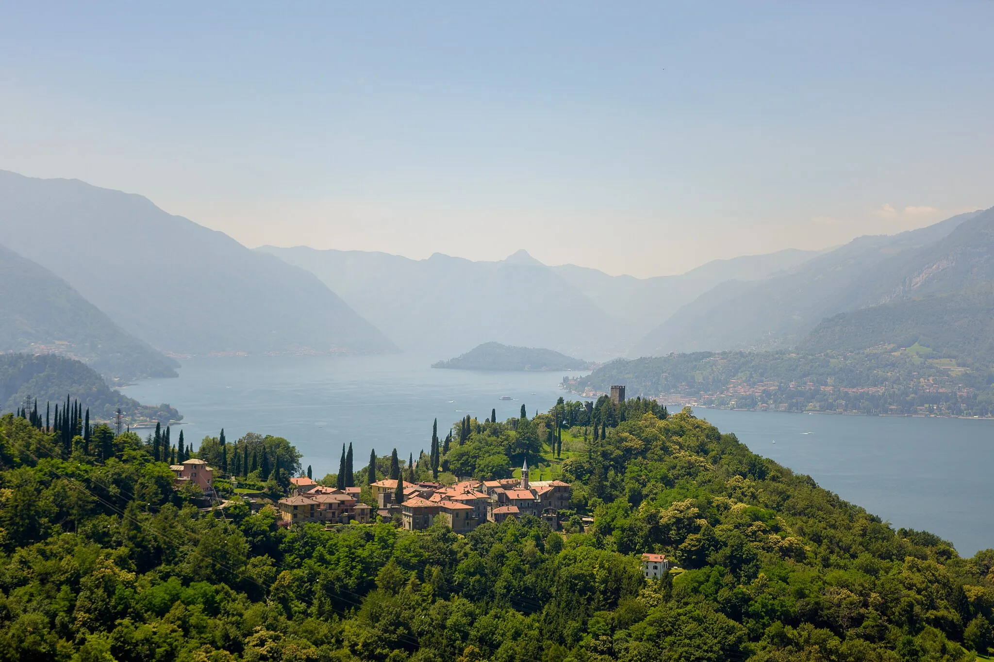 Photo showing: Vezio (Perledo) in front of lake Como