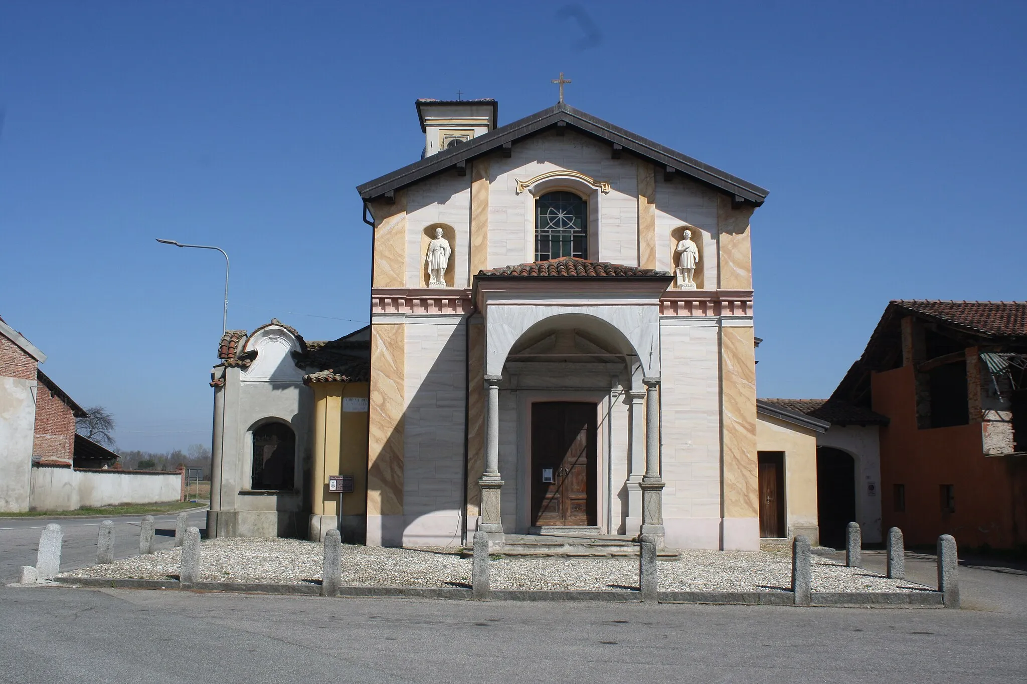 Photo showing: Chiesa dei Santi Nazario e Celso in località Agnellengo a Momo, in provincia di Novara.