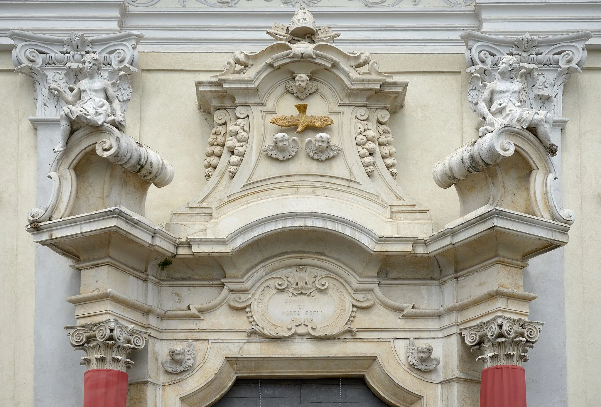 Photo showing: Detail of the portal of the church of the Saints Peter and Paul in Virle province of Brescia.