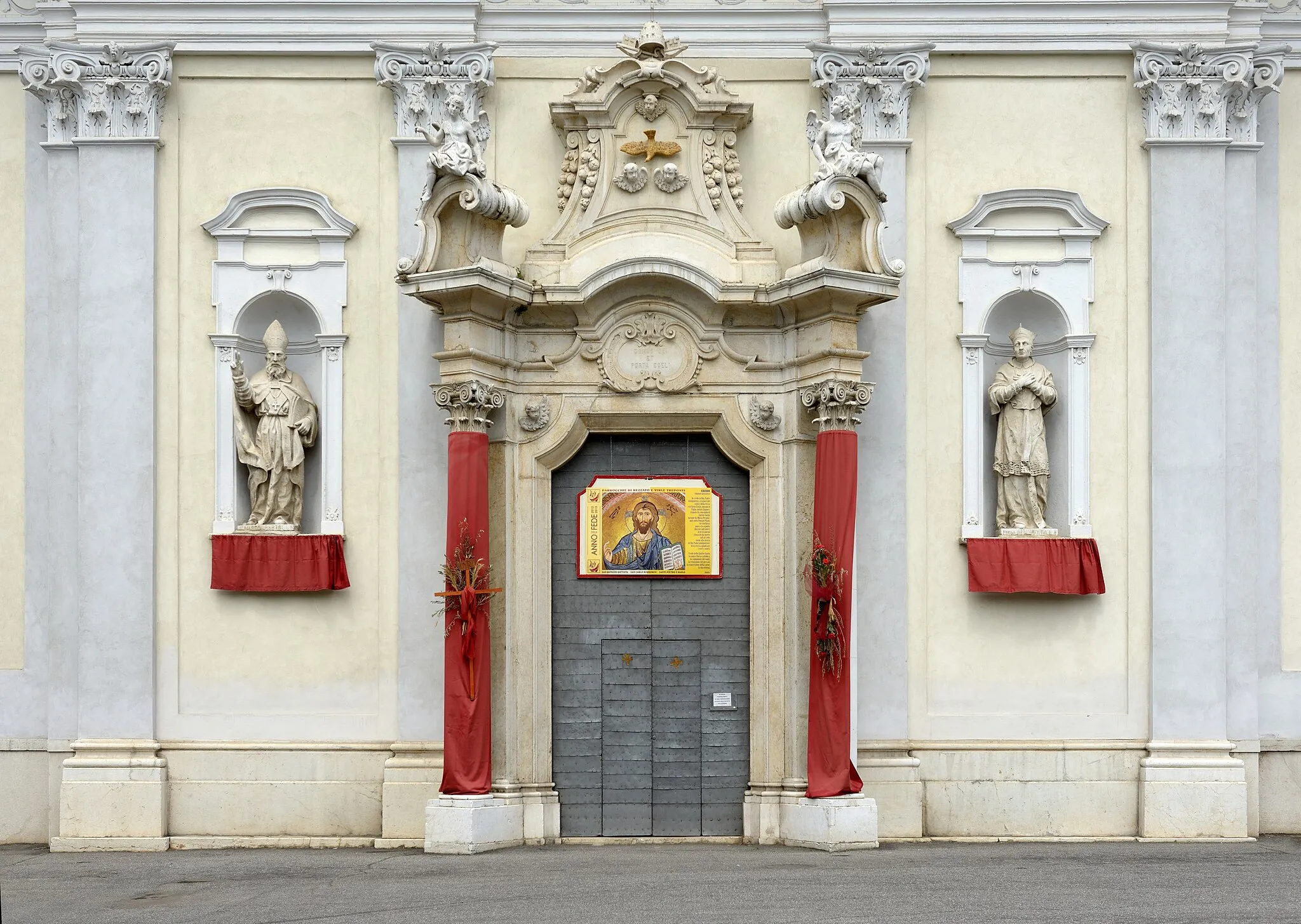Photo showing: Portal of the church of the Saints Peter and Paul in Virle province of Brescia.