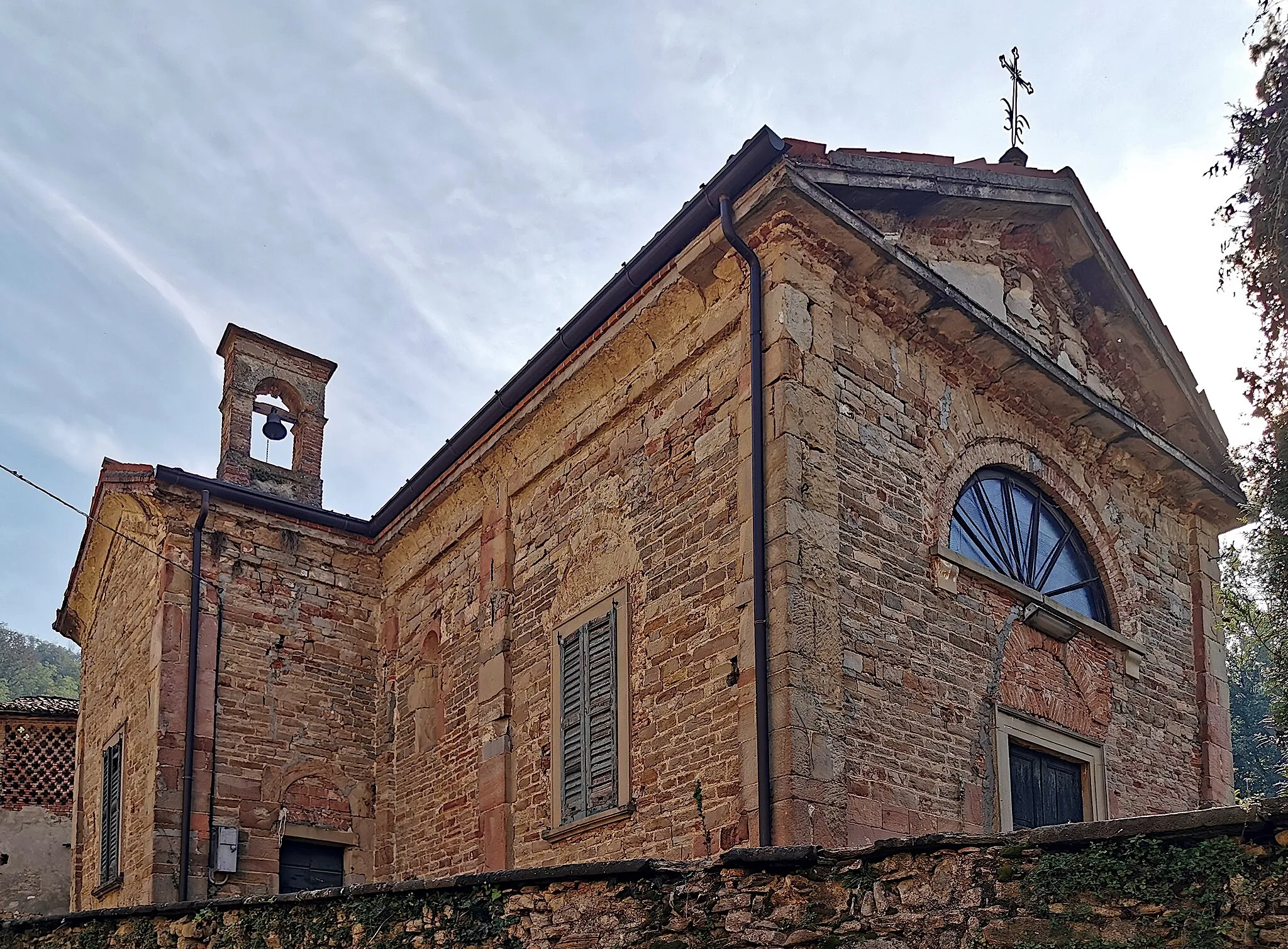 Photo showing: La Chiesa di Santa Croce, chiesetta in disuso in Via alle Valli, località Valle Santa Croce, nel comune di Missaglia.