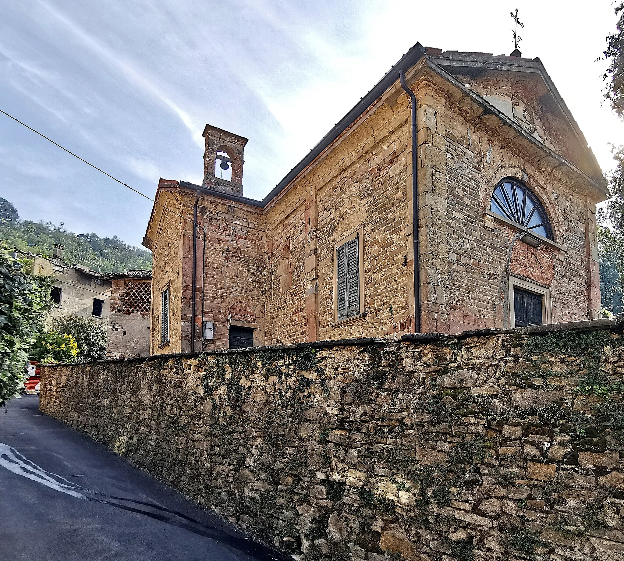 Photo showing: La Chiesa di Santa Croce, chiesetta in disuso in Via alle Valli, località Valle Santa Croce, nel comune di Missaglia.