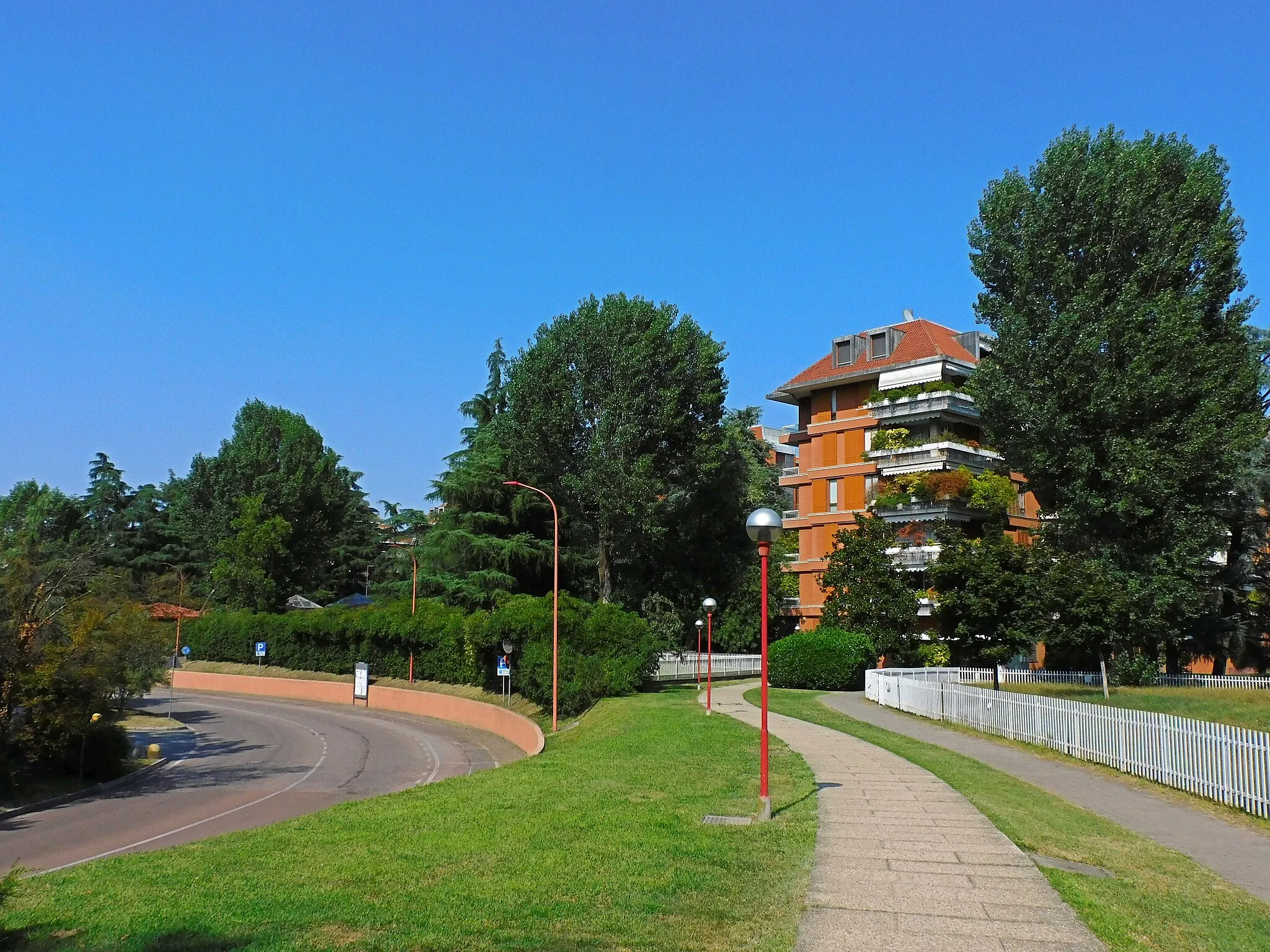 Photo showing: Particolare della Strada di spina di Milano Due, sulla sinistra. Al centro la pista pedonale e a destra quella ciclabile. Sullo sfondo si intravede una costruzione della residenza Fontana.